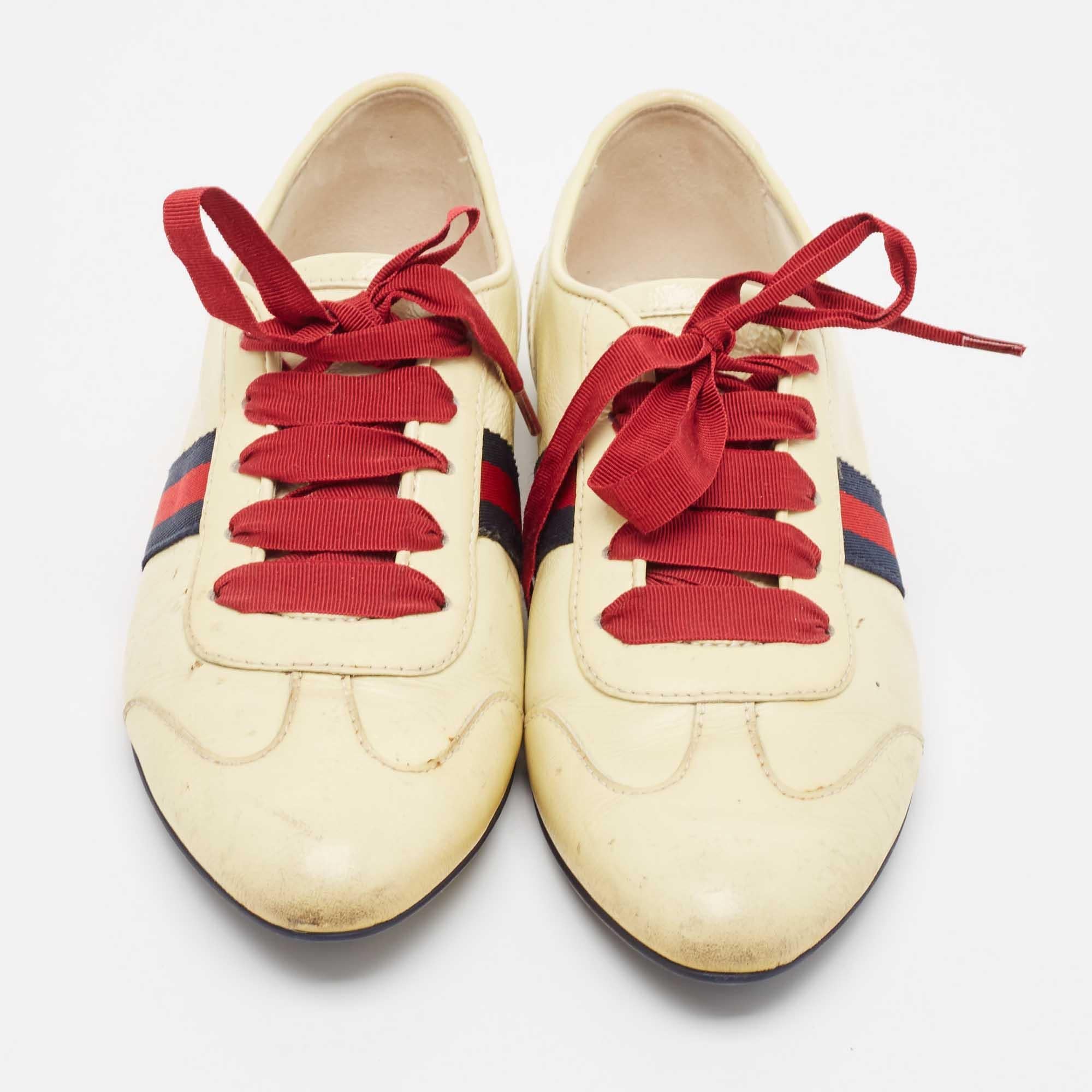 Beige Gucci Sneakers in pelle verniciata color crema con lacci 36 in vendita