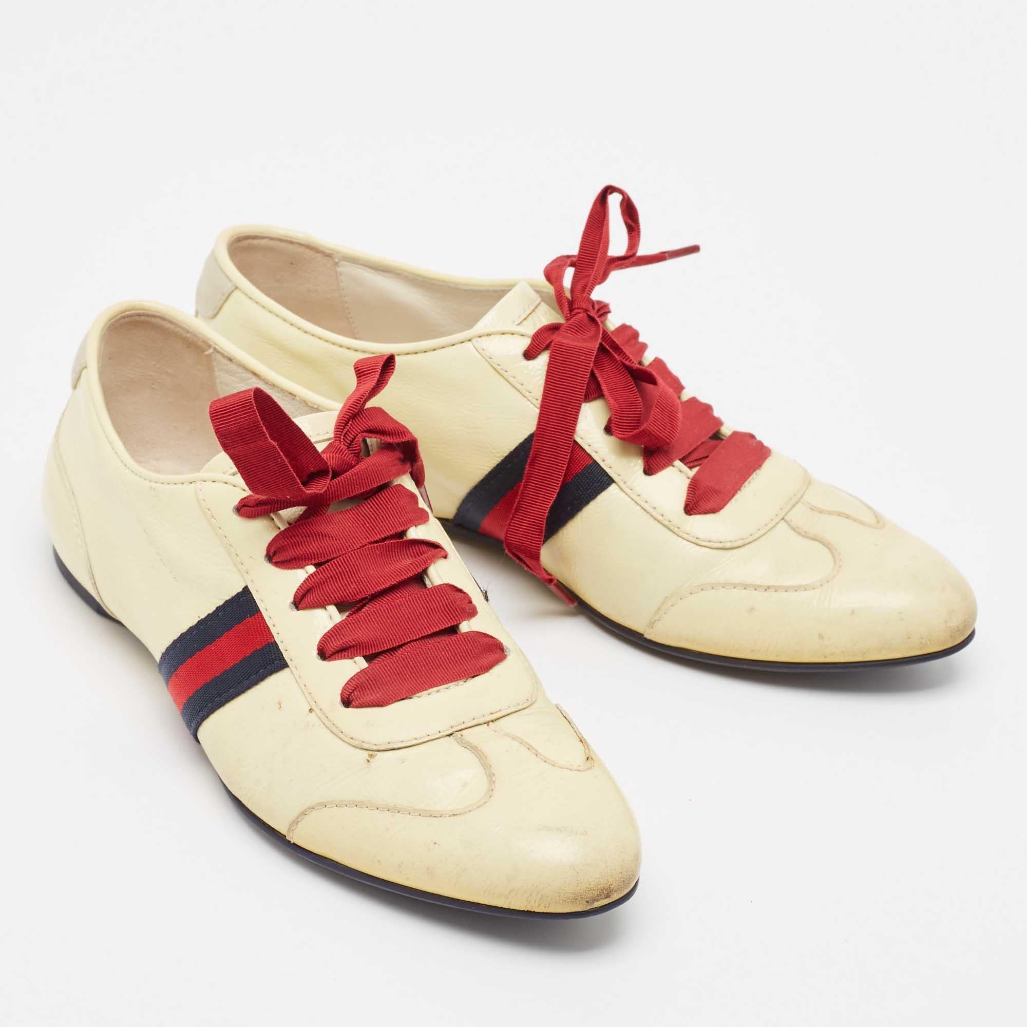Gucci Sneakers in pelle verniciata color crema con lacci 36 In condizioni discrete in vendita a Dubai, Al Qouz 2