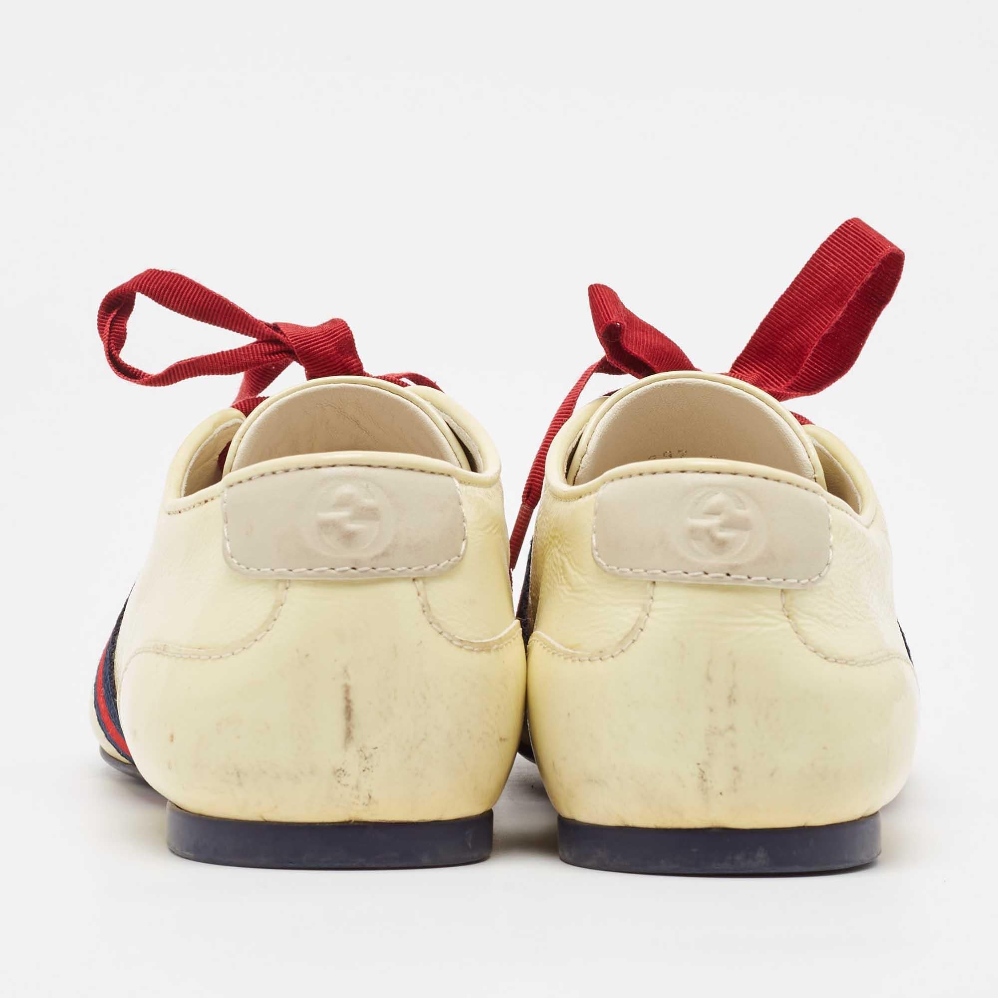 Donna Gucci Sneakers in pelle verniciata color crema con lacci 36 in vendita