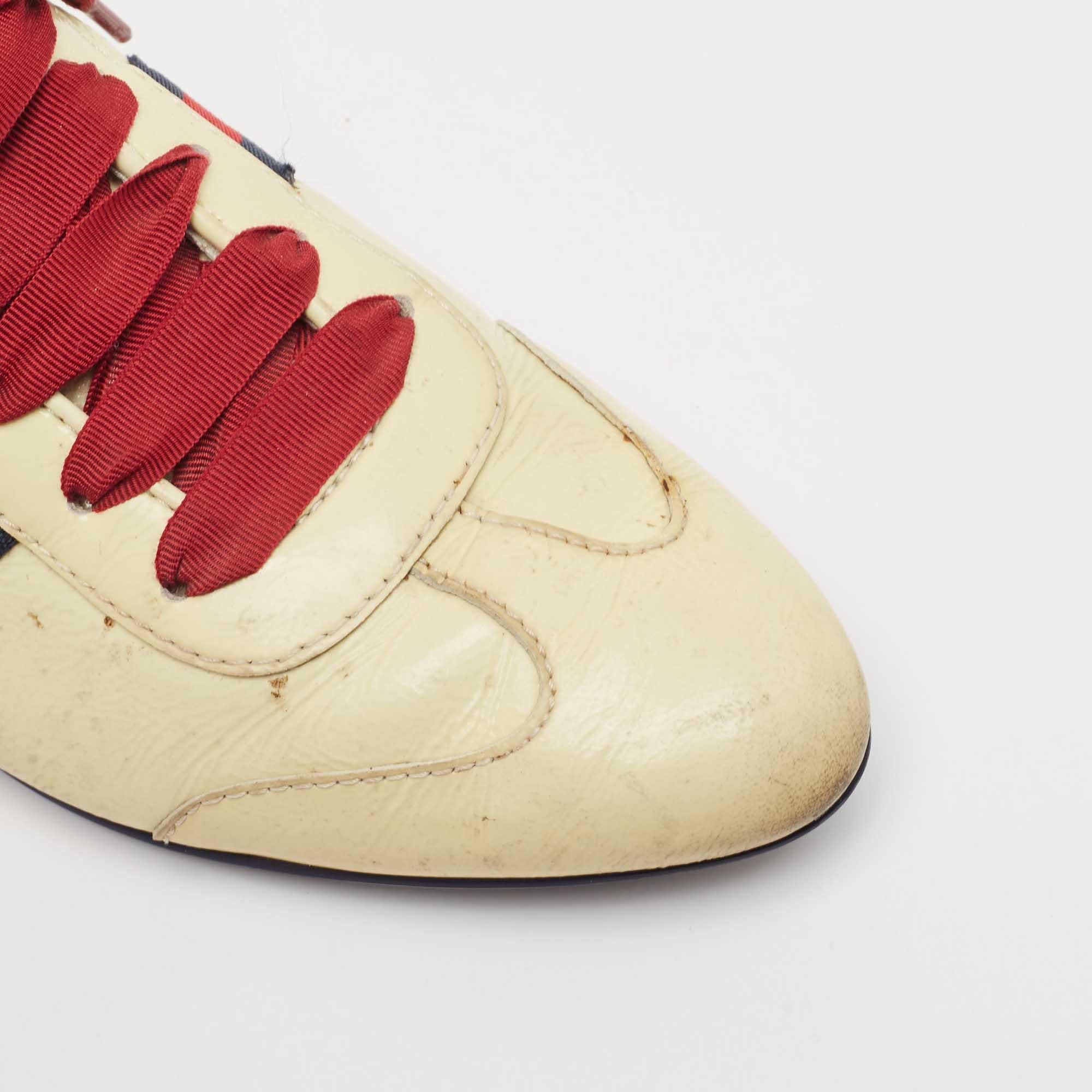 Gucci Sneakers in pelle verniciata color crema con lacci 36 in vendita 2