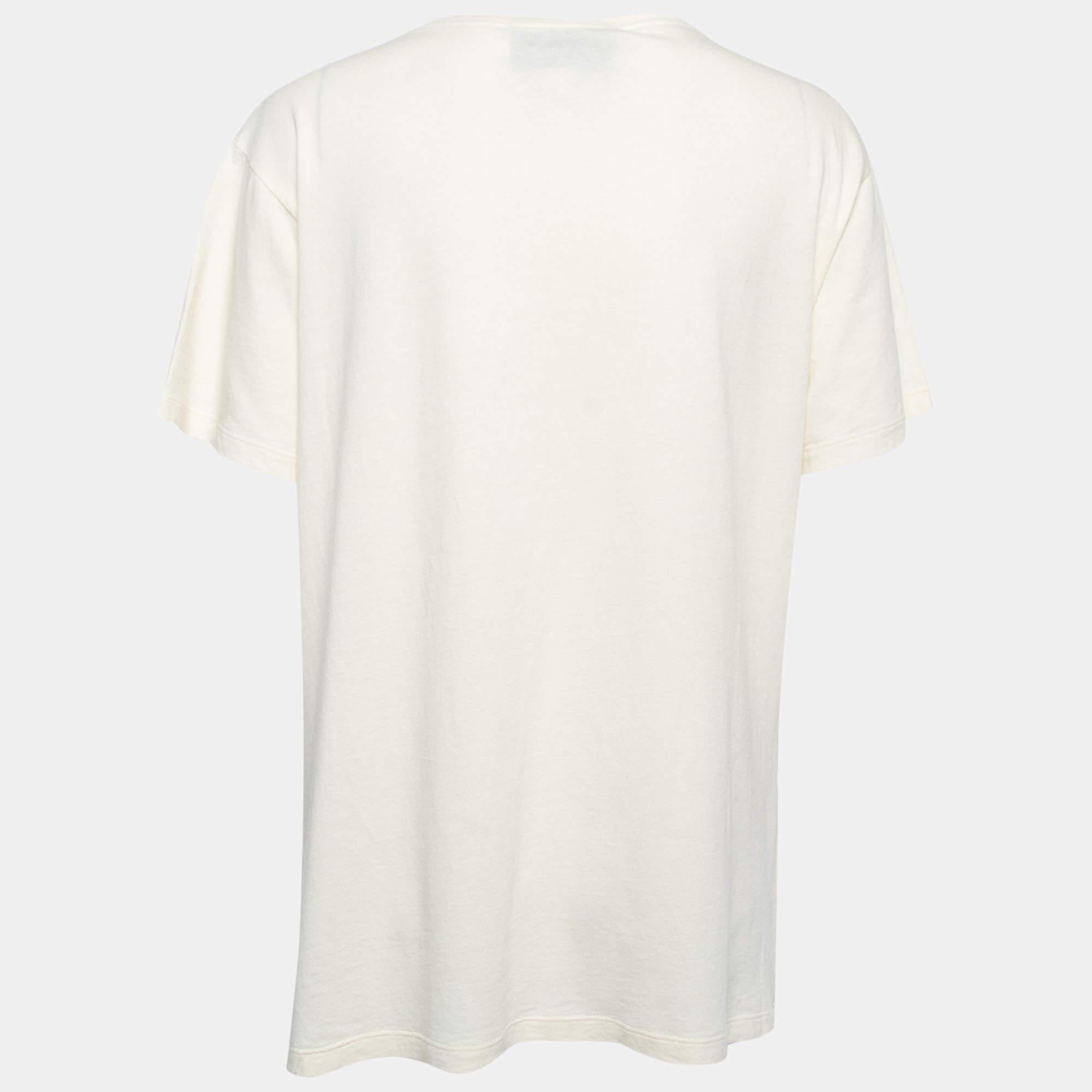 Gucci gives a stylish spin to the simple round-neck T-shirt with this piece. It is made of cotton in a short-sleeve design, and the look is elevated with sequins.

