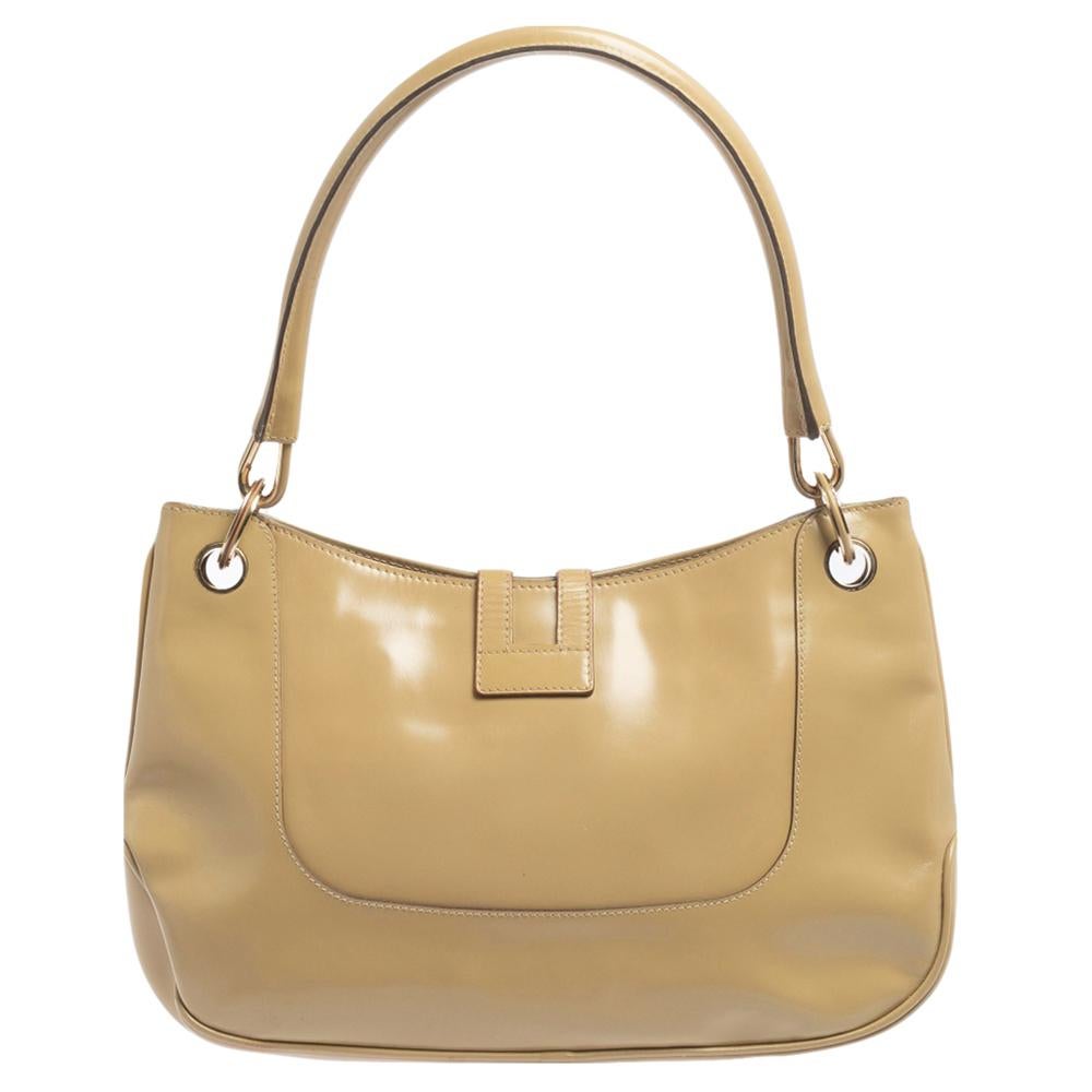 One cannot go wrong with a vintage piece like this Gucci bag. Add a stylish touch to your look with this cream bag. Carefully designed to evoke an expensive and fashionable feel, this shine leather bag is sure to make heads turn.