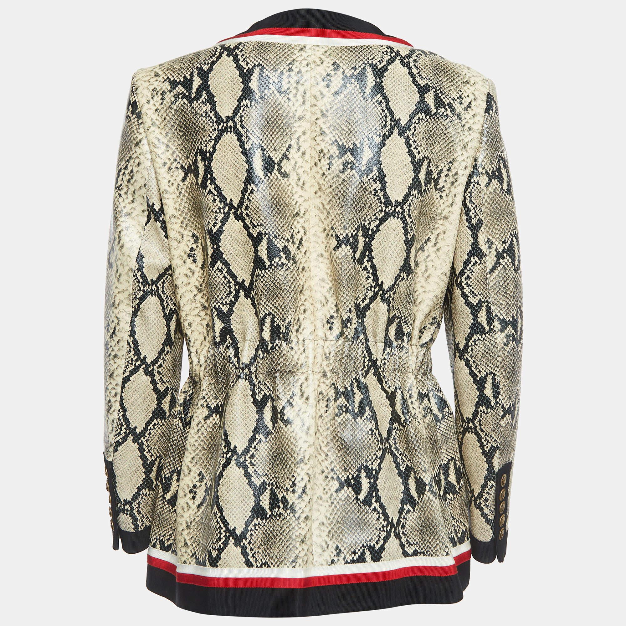 Ajoutez une dose supplémentaire de style à votre tenue avec cette veste Gucci très tendance. Fabriqué à partir de matériaux de qualité, il incarne une ambiance élégante et présente de nombreuses caractéristiques fonctionnelles.

