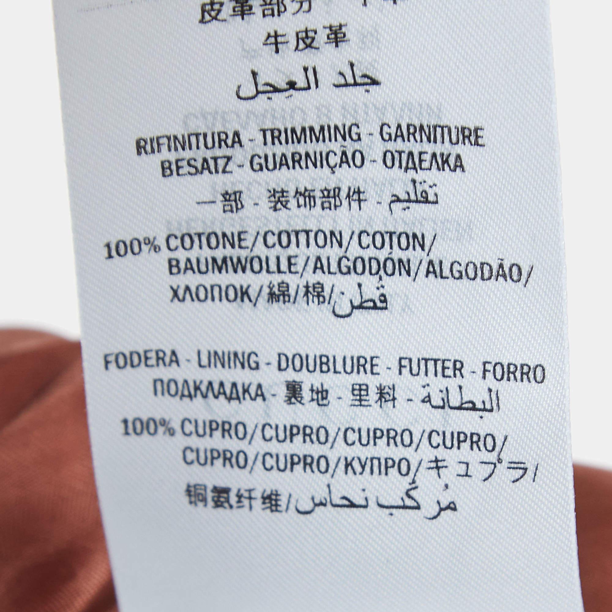 Infondi una dose extra di stile nel tuo abbigliamento con questa giacca di Gucci estremamente alla moda. Realizzato con materiali di qualità, incarna un'atmosfera di classe ed è ricco di caratteristiche funzionali.

