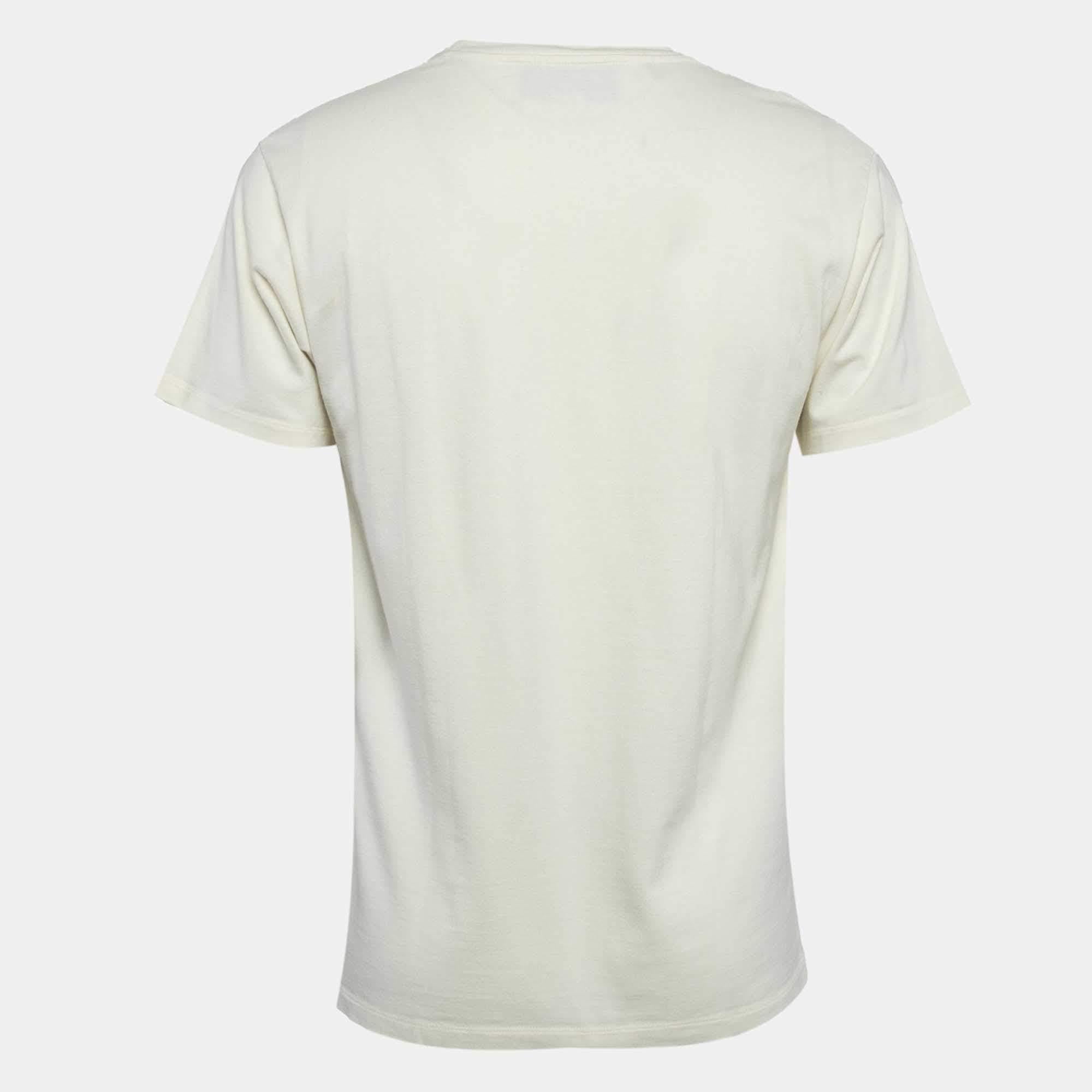 Get the comfort and the right casual style with this designer T shirt. Designed to be reliable and durable the creation has a simple neckline and signature detailing.