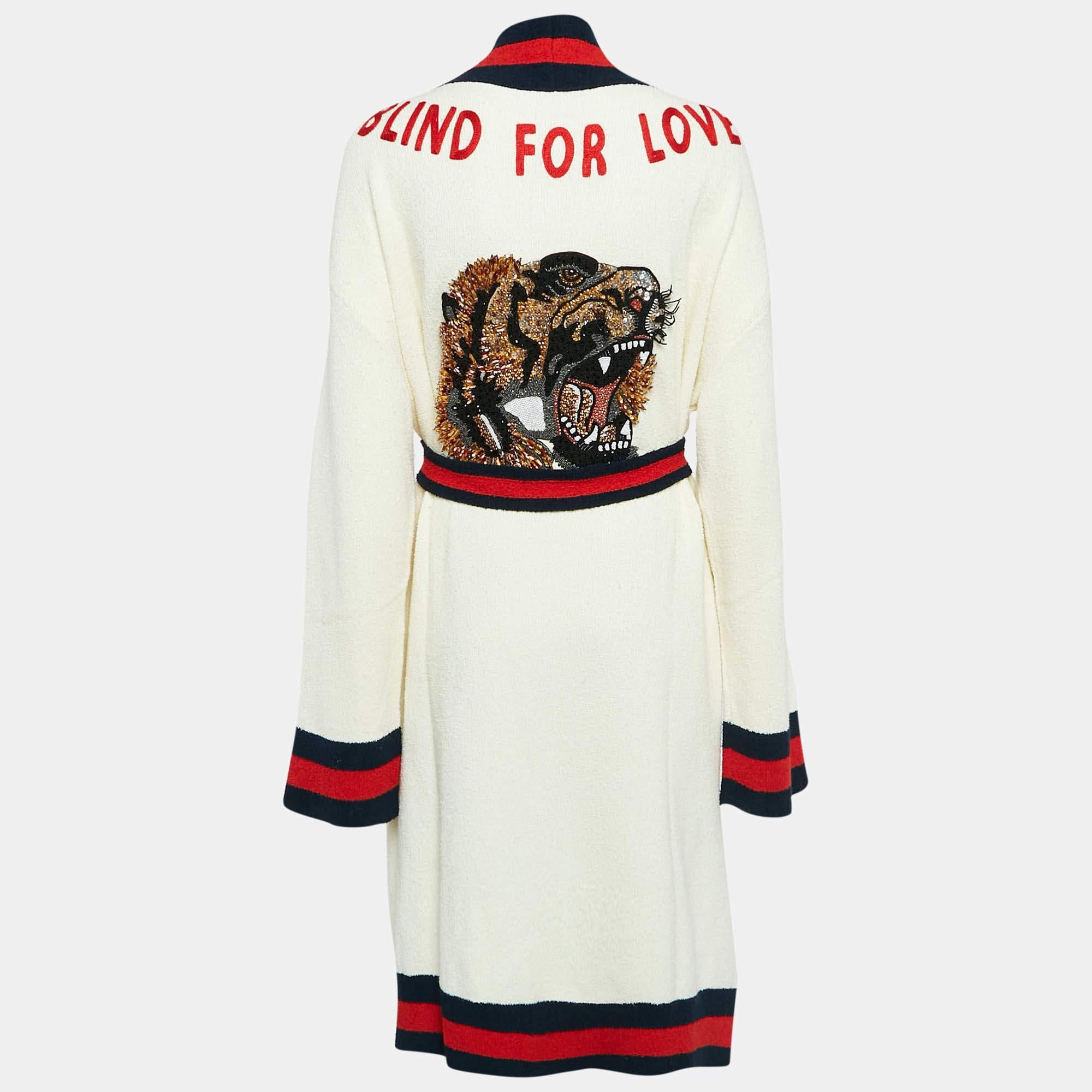 Della Label Gucci  questo cardigan lungo di ottima fattura è un must have del tuo guardaroba. Questa creazione color crema è caratterizzata da maniche lunghe.  iconiche finiture Web  e una cravatta in vita. Realizzato su misura con materiali di