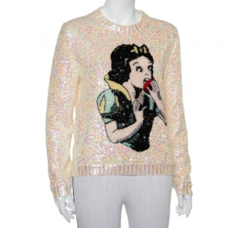 Beautifully made from wool, this dreamy Gucci sweater is designed with a crew neck, long sleeves, and dazzling sequin embellishments forming Snow White's image on the front. The cream creation will surely add a fashionable touch to your wardrobe.