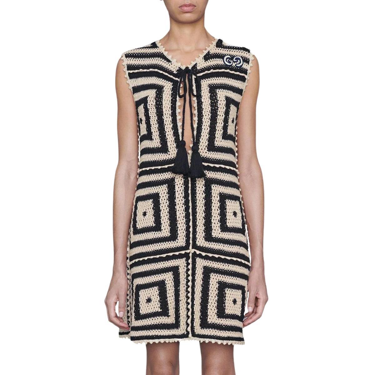 Dieses kurze Kleid aus beigefarbener und dunkelblauer Baumwolle mit Häkelmuster von Gucci präsentiert sich in einem Stil mit Intarsienmuster.
beige/dunkelblau
Gehäkeltes Design
Gemusterter