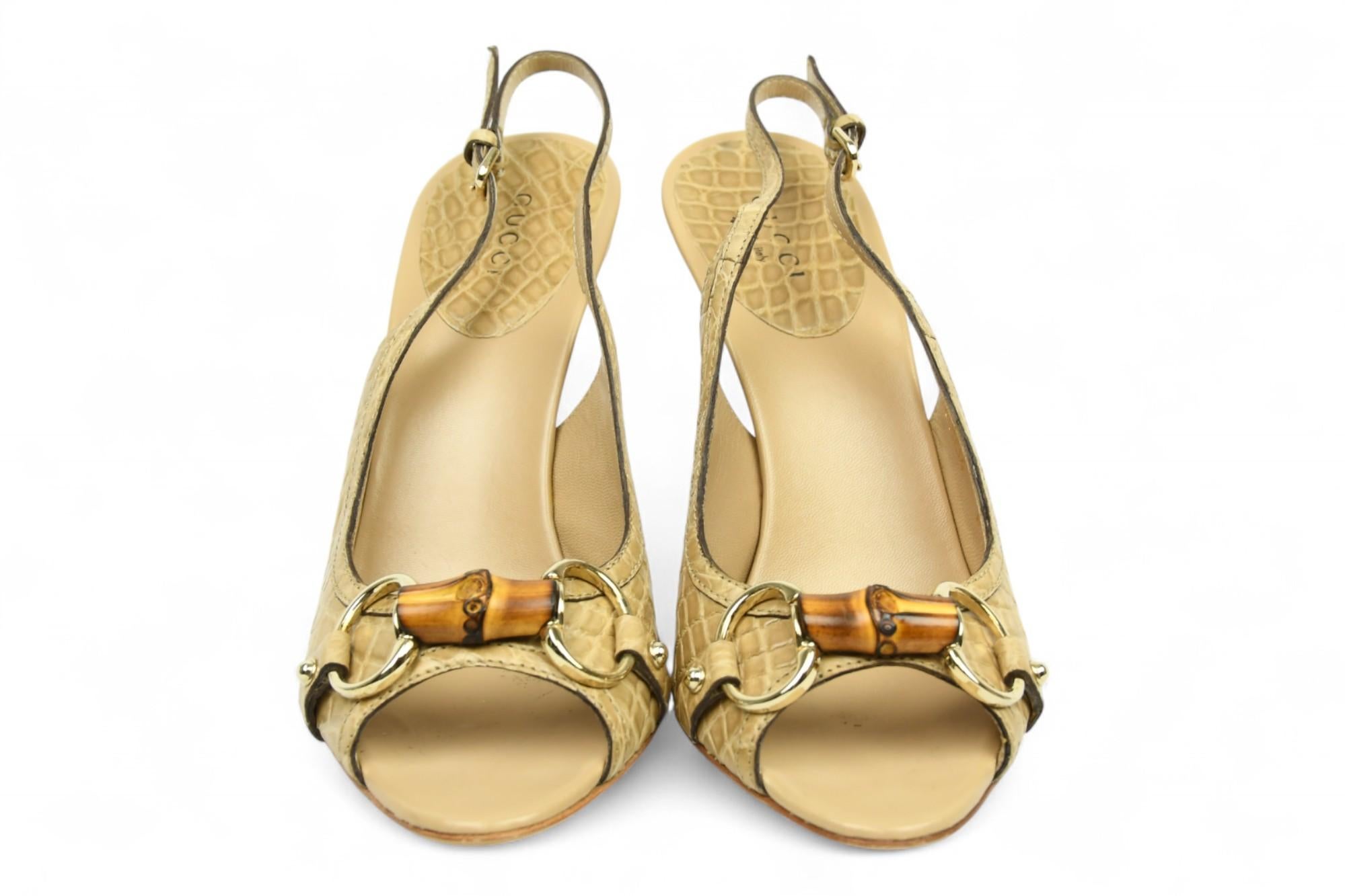 Gucci Slingback aus Leder mit Krokodil-Prägung und Bambus-Hufeisen  Größe EU36 (Beige) im Angebot