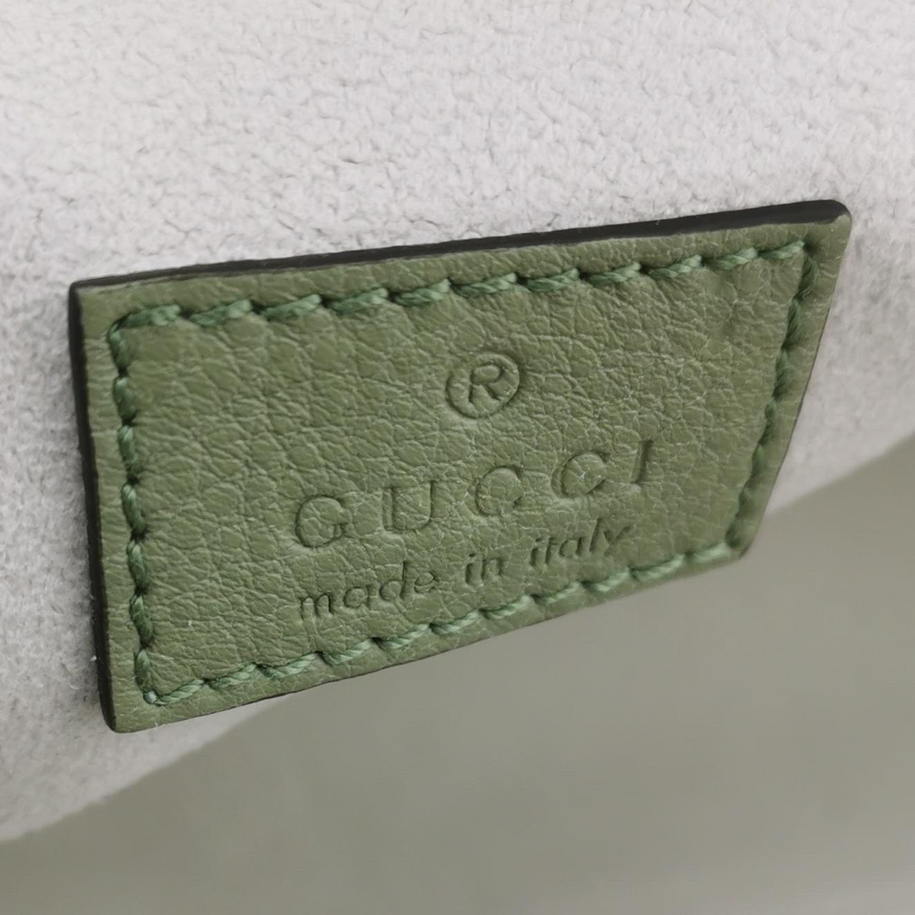 Gucci Borsetta in velluto verde Jacquard con motivo a coccodrillo e tracolla a catena con nastro di cristallo in vendita 5