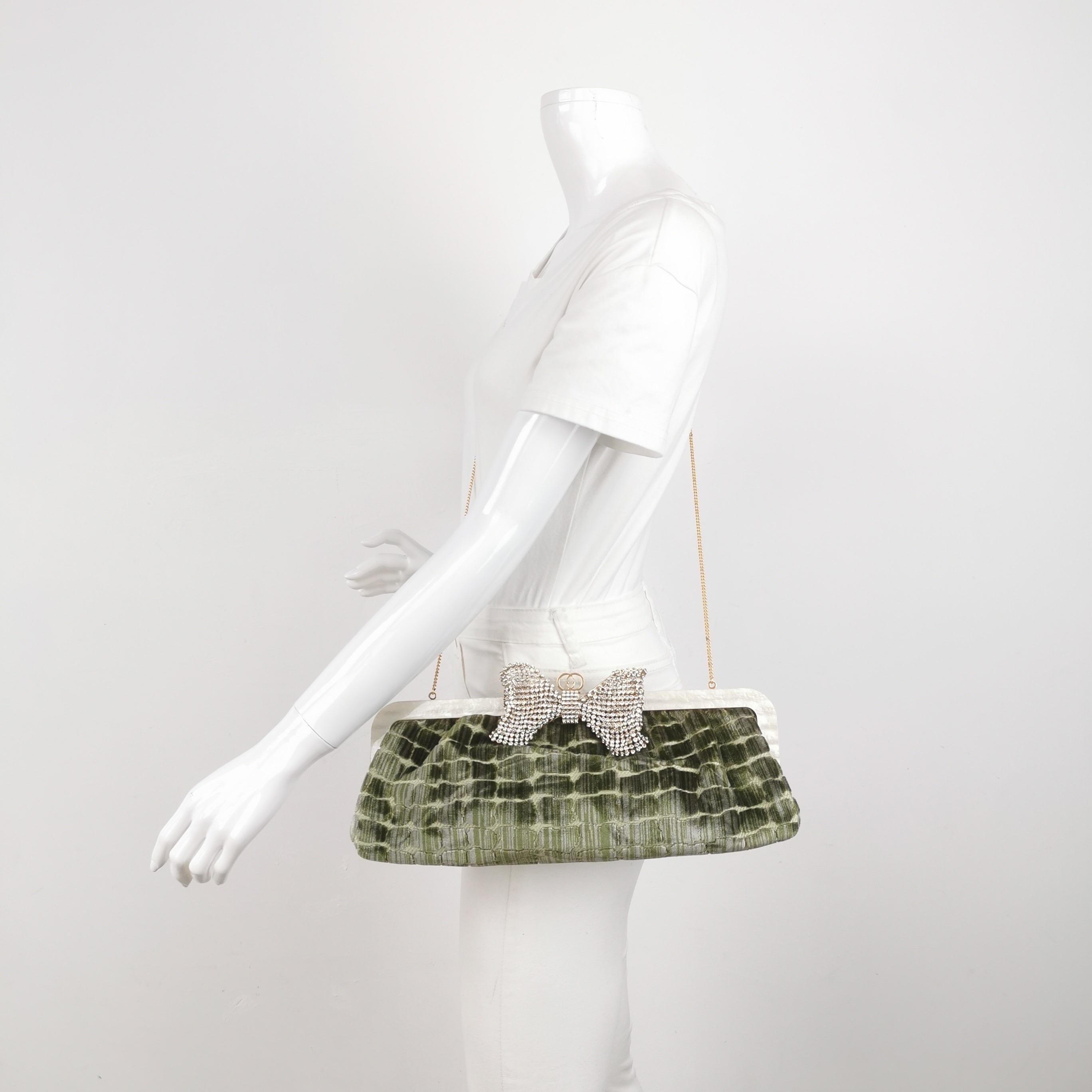 CONDIZIONI: MAI INDOSSATO

DETTAGLI

GUCCI
Velluto verde
Fodera in camoscio bianco
Hardware in tonalità oro
Nastro impreziosito da cristalli
Apertura della fibbia

Taglia Large
Larghezza: 36,5 cm x Altezza: 14,5 x Profondità 8,5 cm;
Lunghezza della