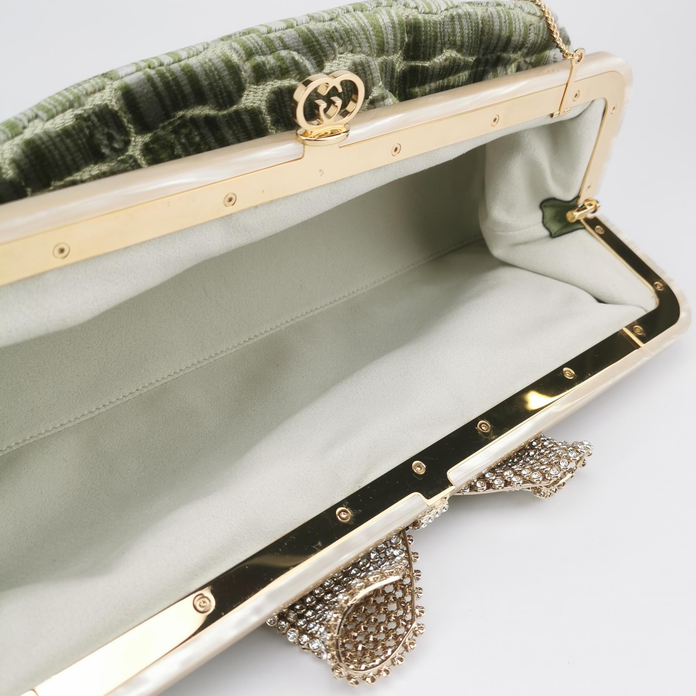 Gucci Borsetta in velluto verde Jacquard con motivo a coccodrillo e tracolla a catena con nastro di cristallo In condizioni Nuovo in vendita a AUBERVILLIERS, FR