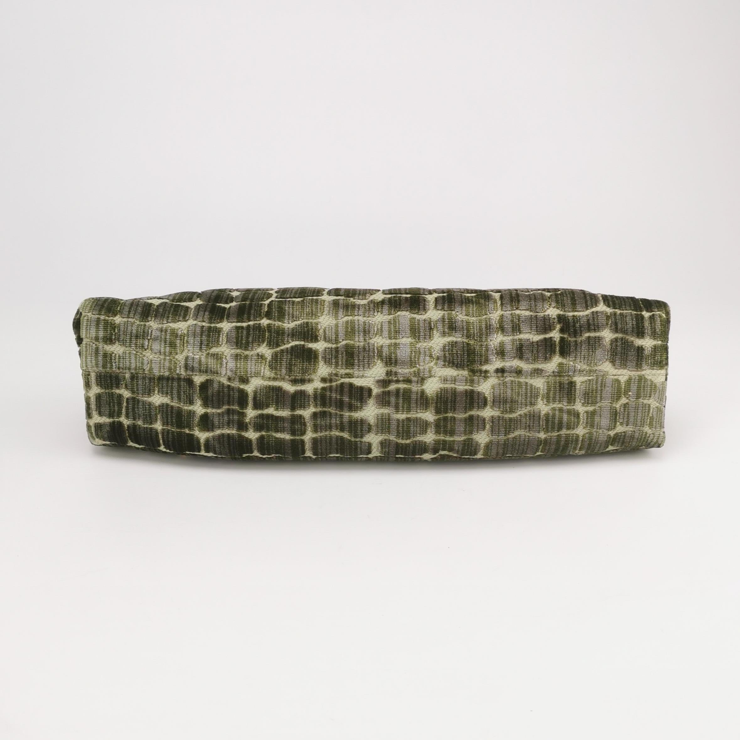 Donna Gucci Borsetta in velluto verde Jacquard con motivo a coccodrillo e tracolla a catena con nastro di cristallo in vendita