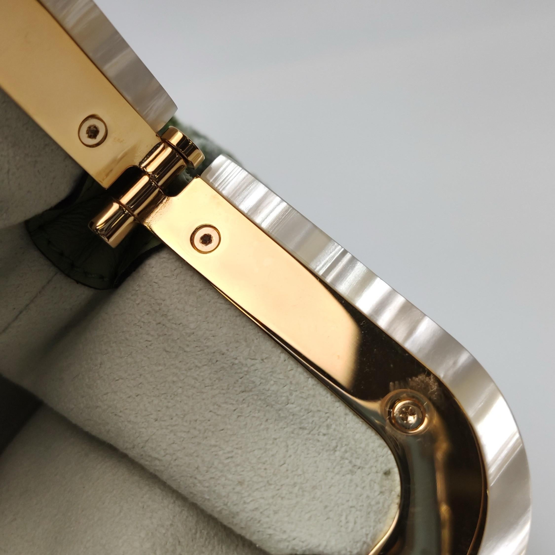 Gucci Borsetta in velluto verde Jacquard con motivo a coccodrillo e tracolla a catena con nastro di cristallo in vendita 3