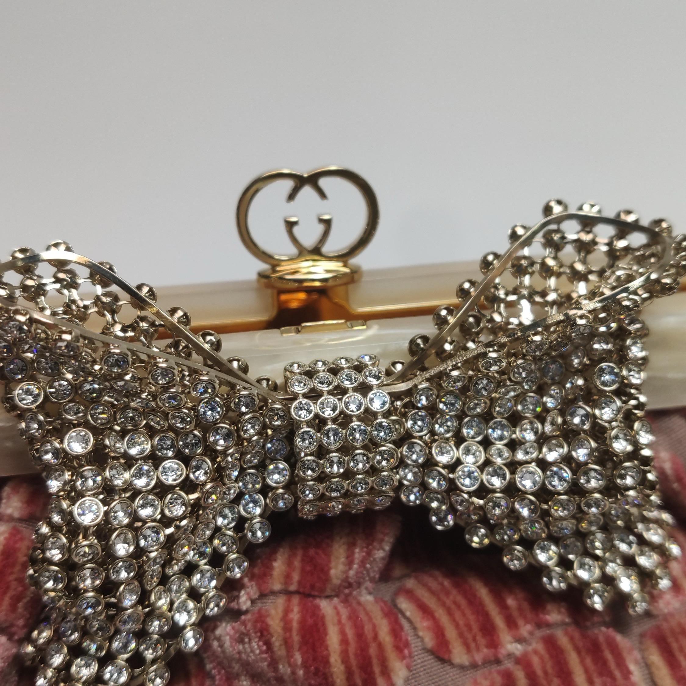 Gucci - Sac à main moyen en velours Jacquard rose à motif crocodile - Chaîne en ruban de cristal en vente 5