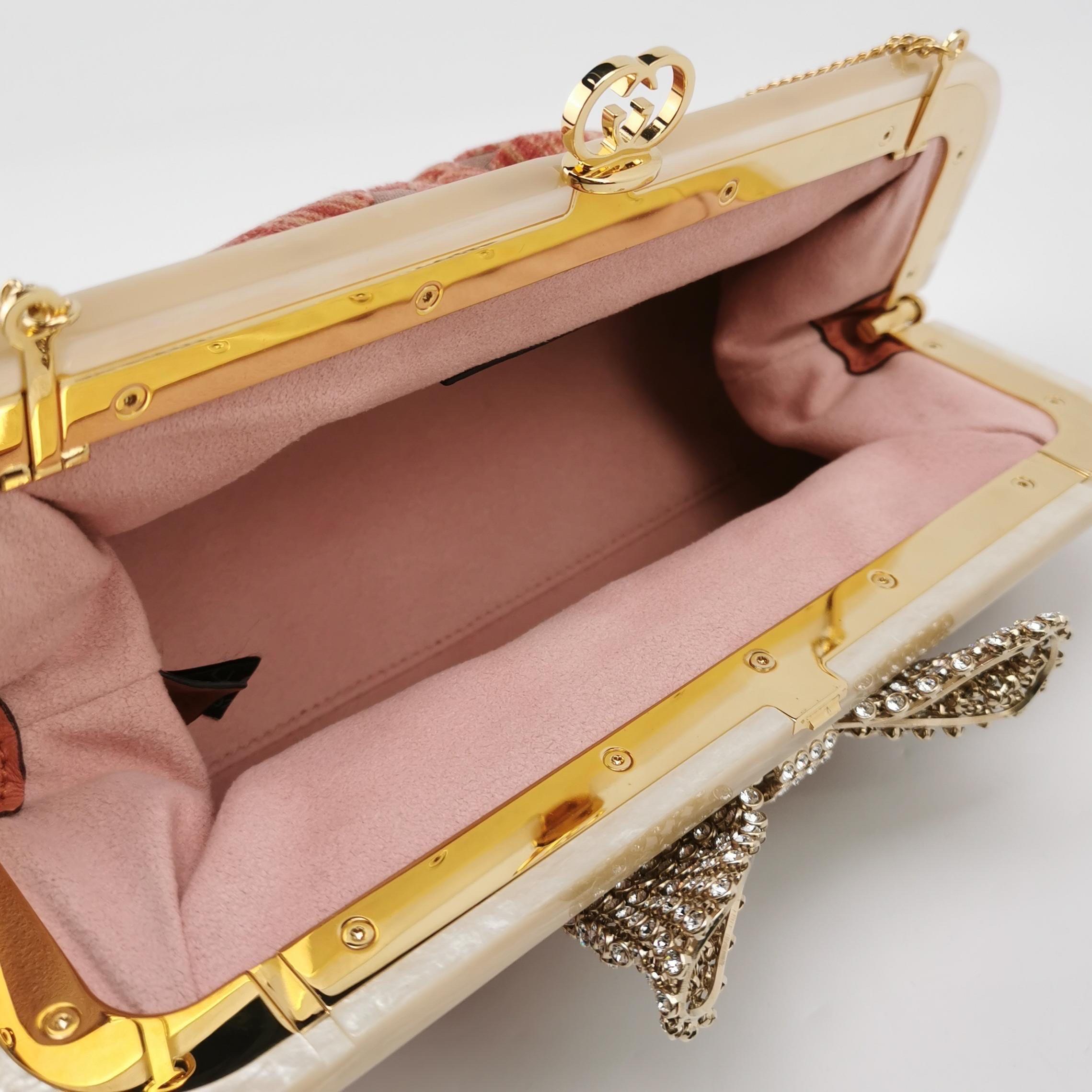 Gucci - Sac à main moyen en velours Jacquard rose à motif crocodile - Chaîne en ruban de cristal en vente 6