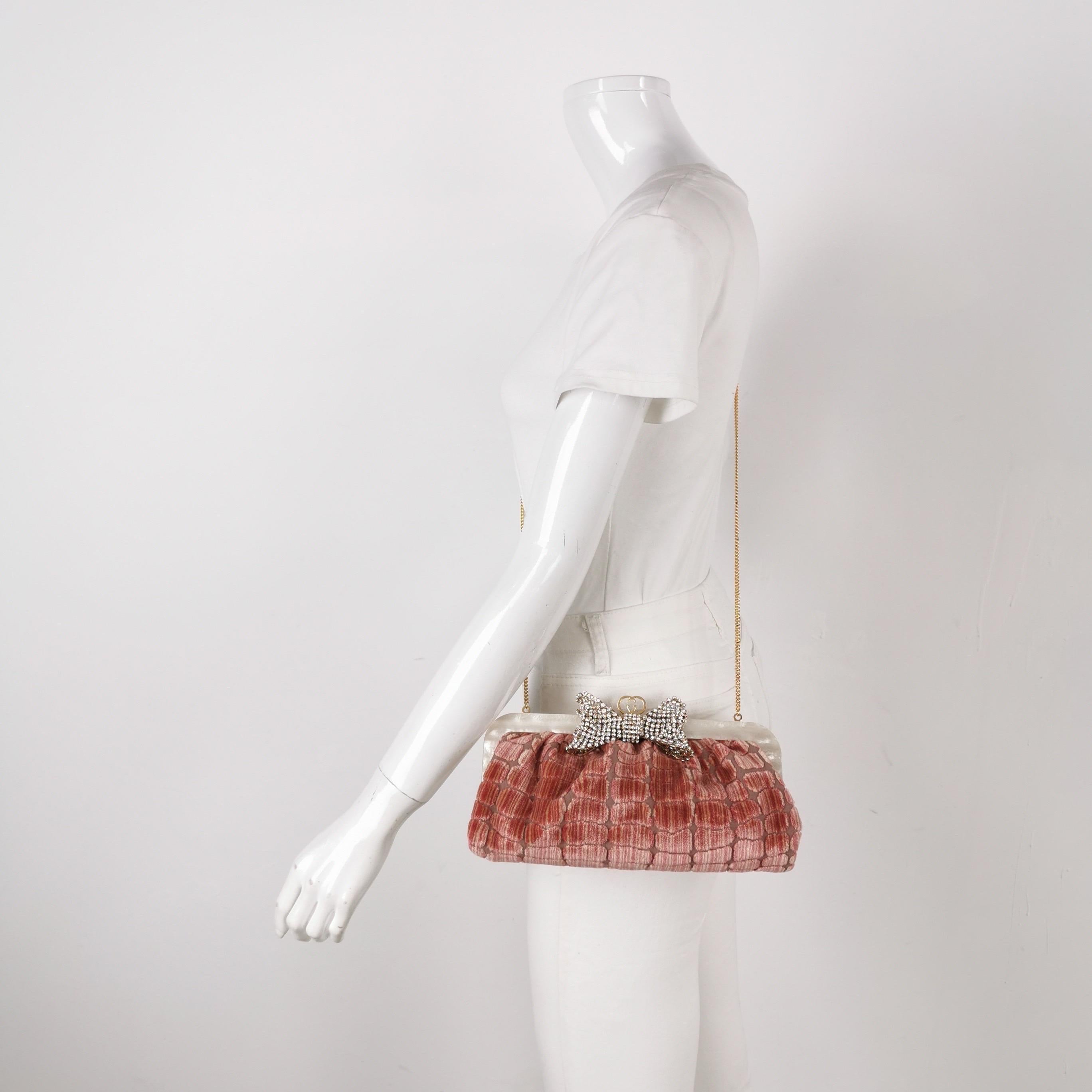 ÉTAT : JAMAIS PORTÉ

DÉTAILS

GUCCI
Velours rose
Doublure en daim rose
Matériel de couleur or
Ruban orné de cristaux
Ouverture du fermoir

Grande taille
Largeur : 26,5cm x Hauteur : 11,5 x Profondeur 7,5cm 
Longueur de la sangle : 111