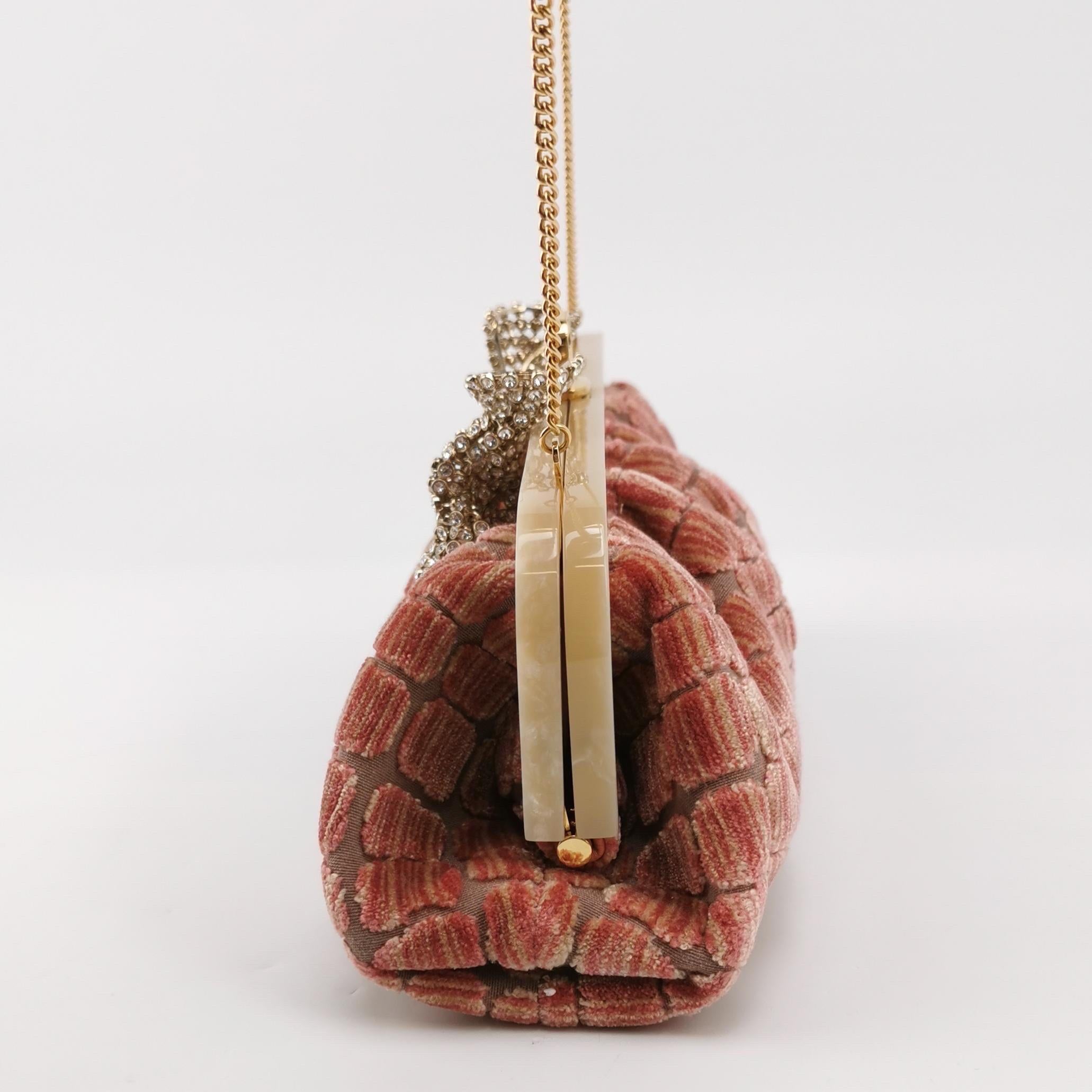 Gucci - Sac à main moyen en velours Jacquard rose à motif crocodile - Chaîne en ruban de cristal Pour femmes en vente