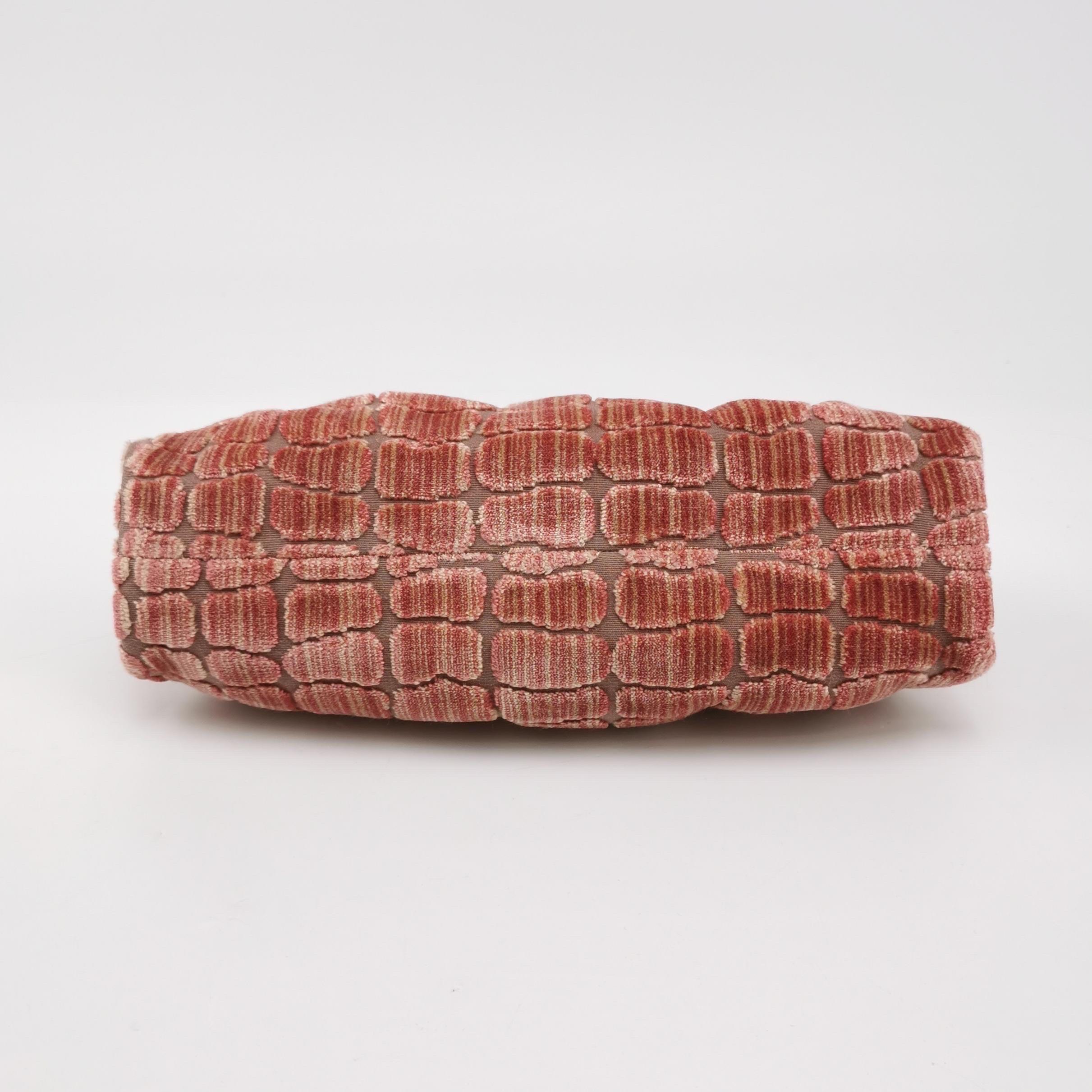 Gucci - Sac à main moyen en velours Jacquard rose à motif crocodile - Chaîne en ruban de cristal en vente 1