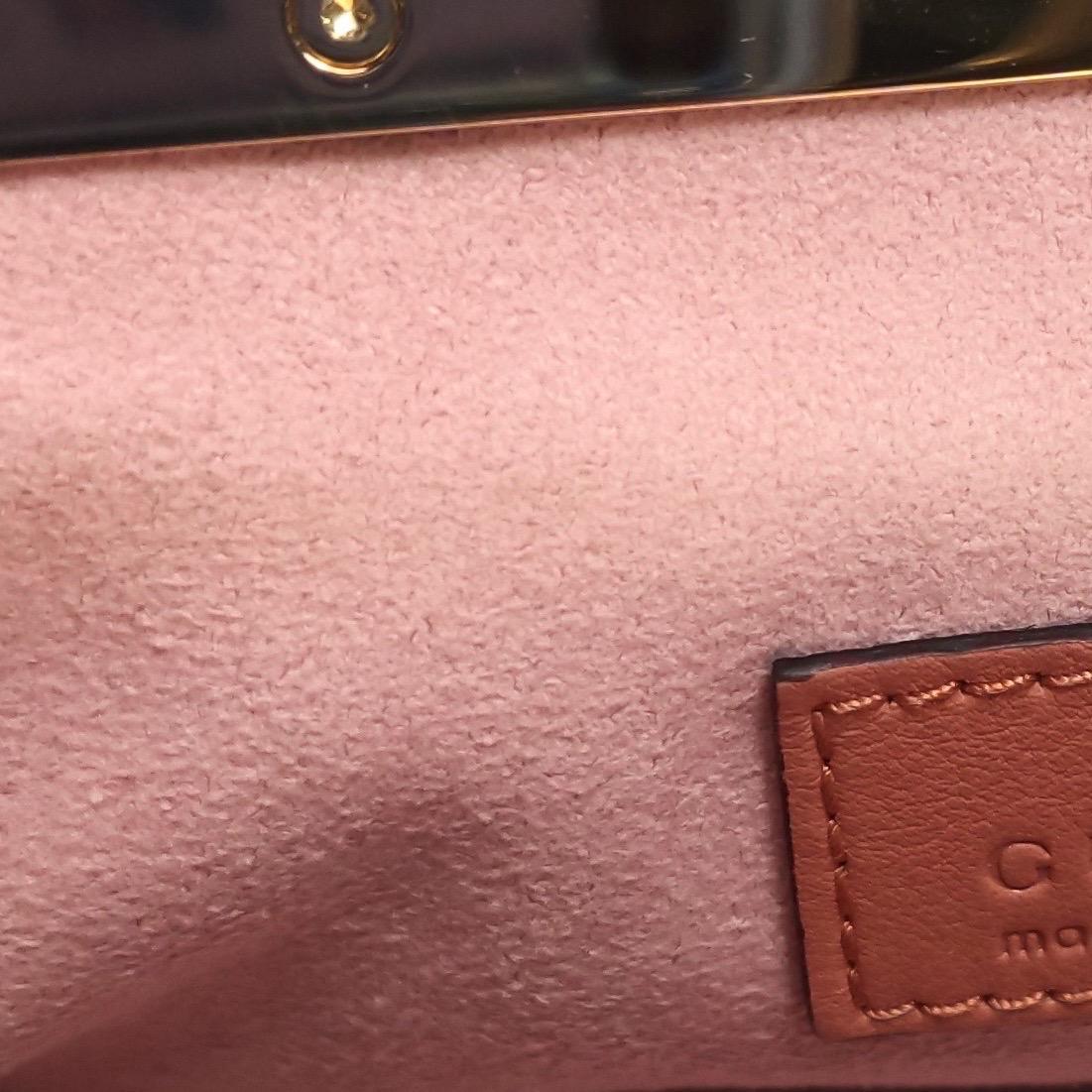 Gucci - Sac à main moyen en velours Jacquard rose à motif crocodile - Chaîne en ruban de cristal en vente 3
