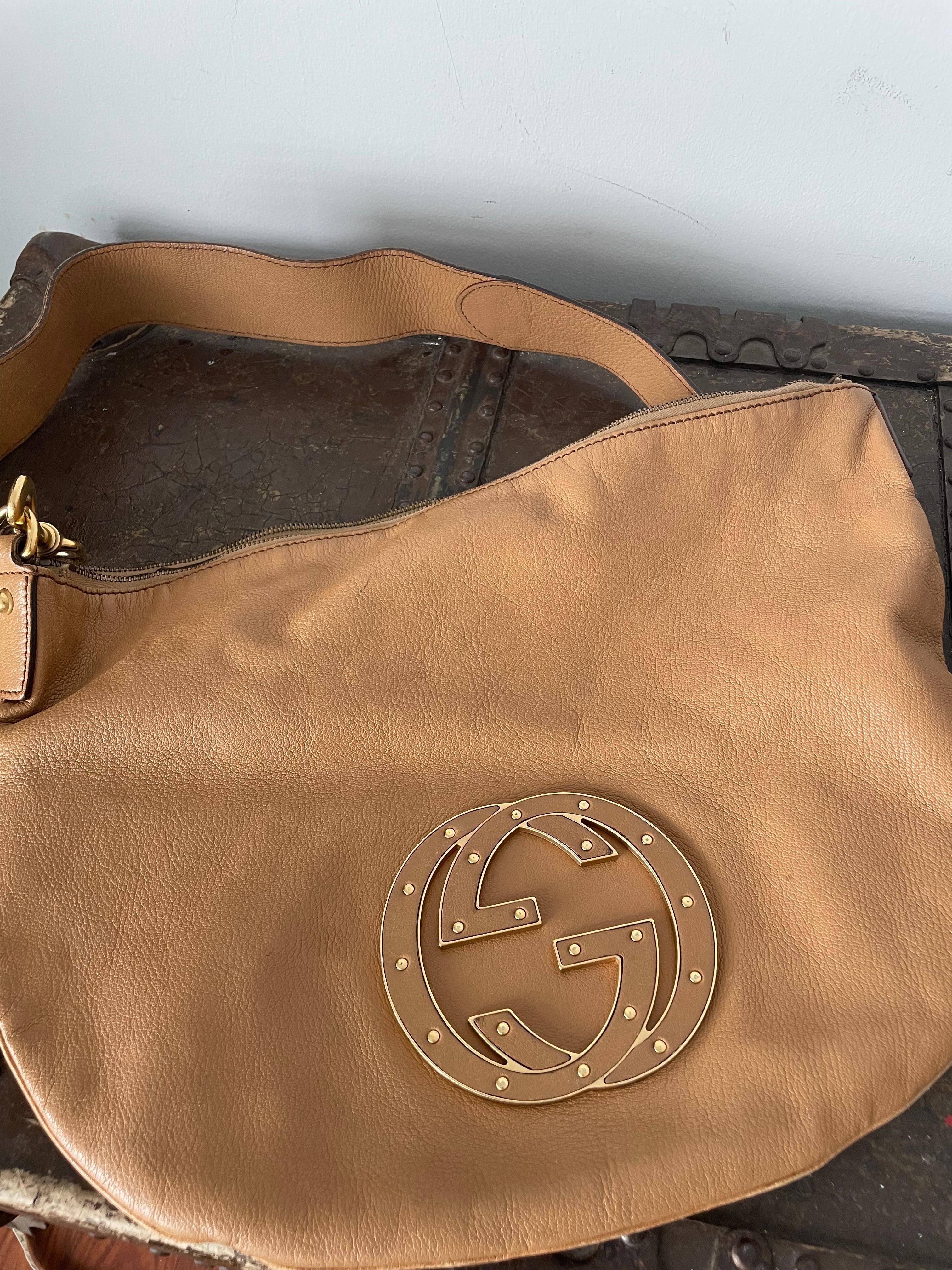 Description:Elevate your accessory game with the Gucci Half Moon Shape Cross Body Leather Bag in a versatile camel color. This bag combines luxury and practicality, making it a must-have for any fashion enthusiast. Its unique moon shape and