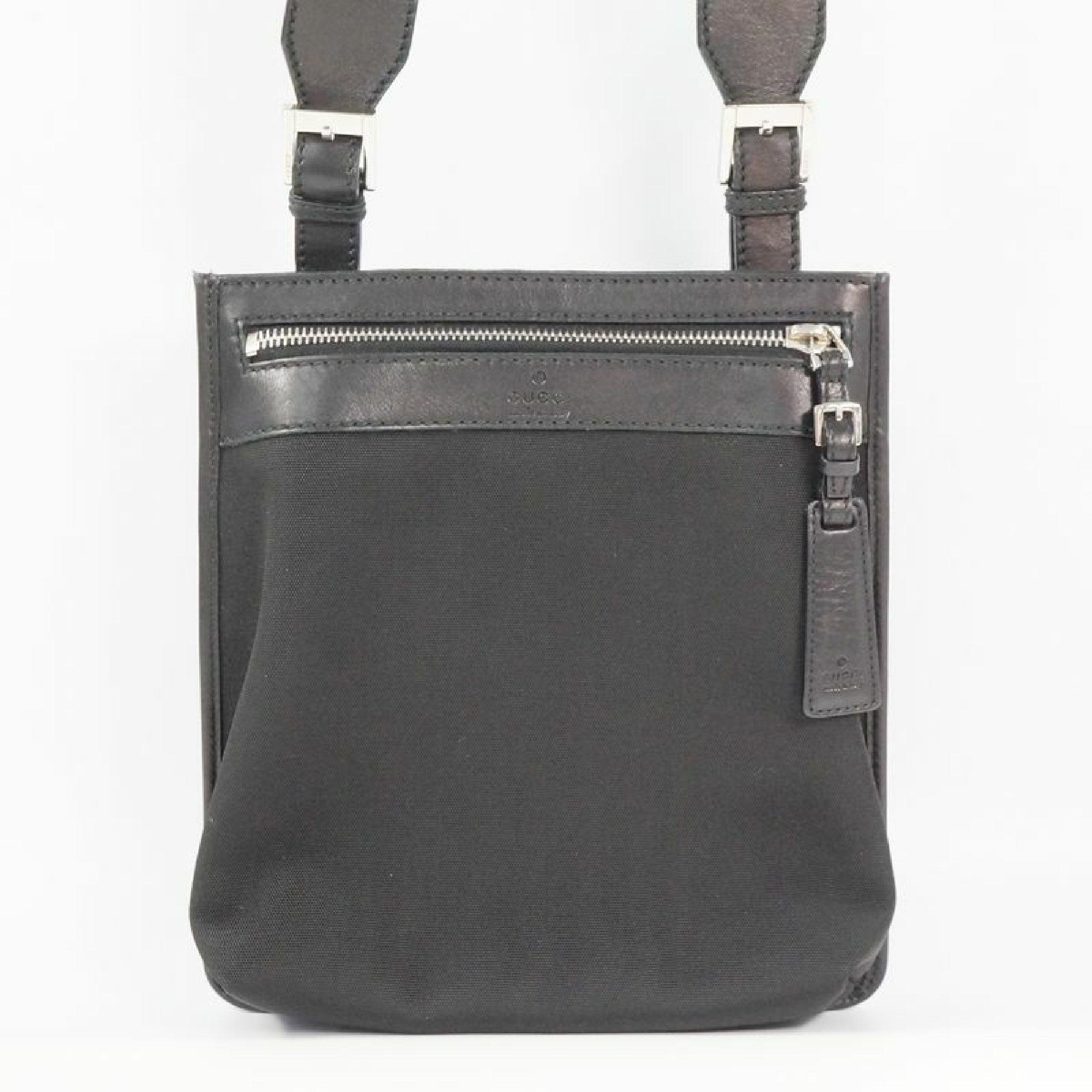 Eine authentische GUCCI Cross Body Womens Umhängetasche 92562 schwarz. Die Farbe ist Schwarz. Das Außenmaterial ist aus Segeltuch/Leder. Das Muster ist körperübergreifend. Dieser Artikel ist zeitgenössisch. Das Jahr der Herstellung wäre 1986.