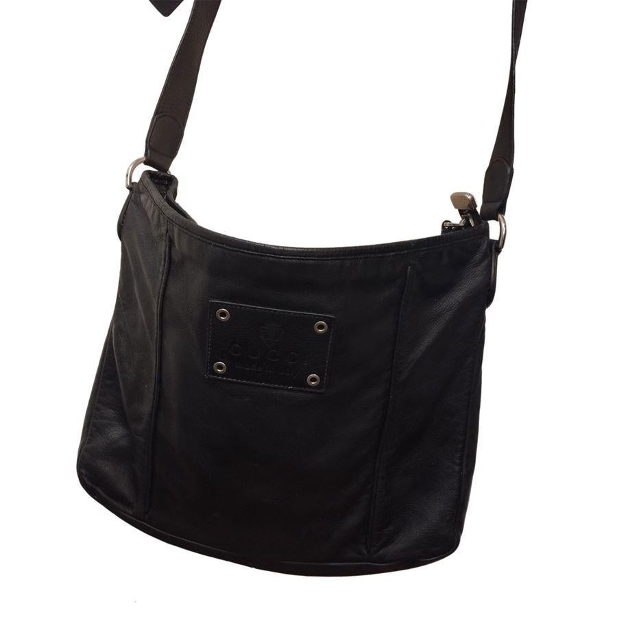 Leather Black color Zip closure Large internal pocket and phone holder Cm 36 x 28 (141 x 11 inches)
