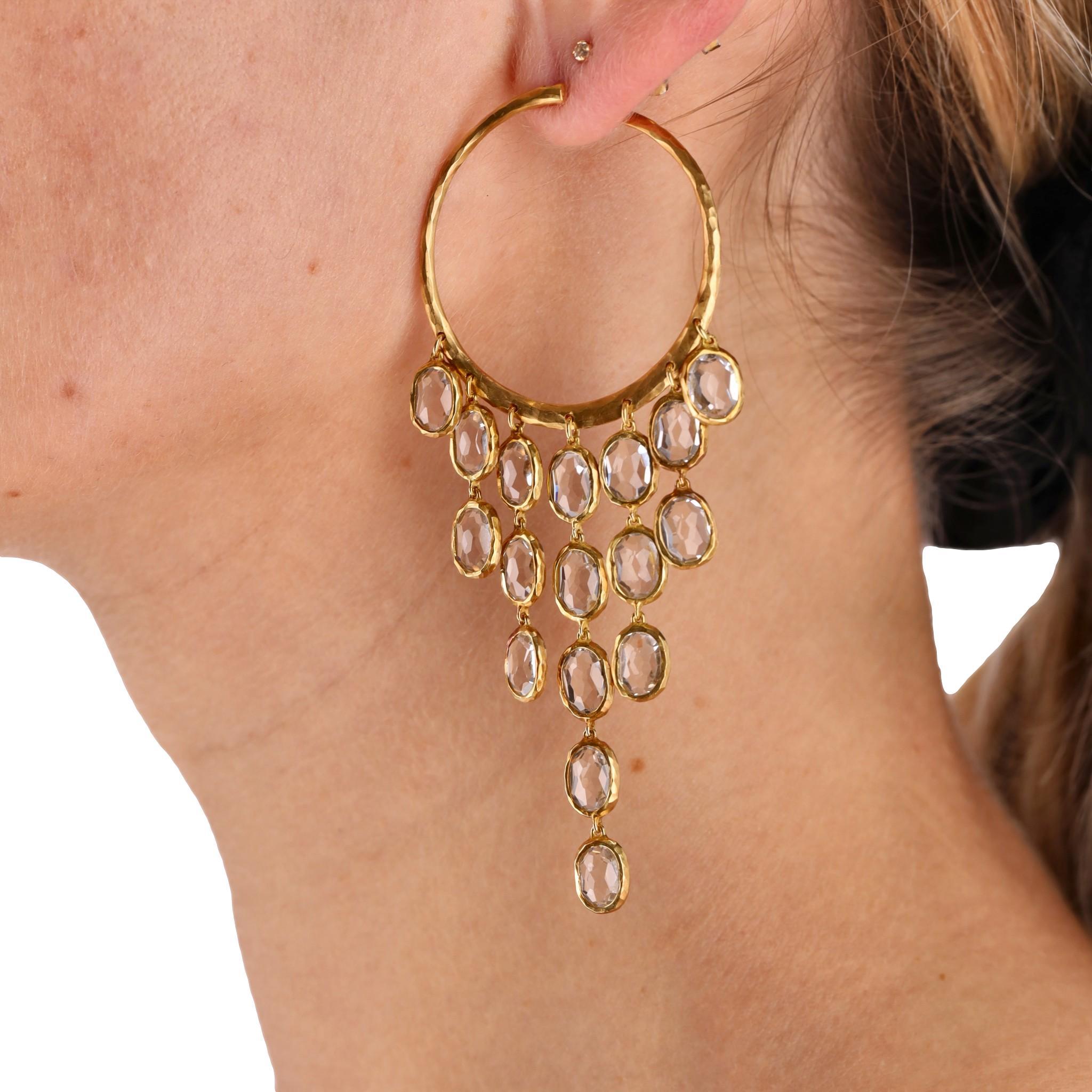 Rarität - Gucci Kristall & 18k Gold Kronleuchter Ohrringe

Gehämmerte Ohrringe aus 18 Karat Gelbgold.

Mit Quarzkristallen im Kronleuchter-Design und Gucci