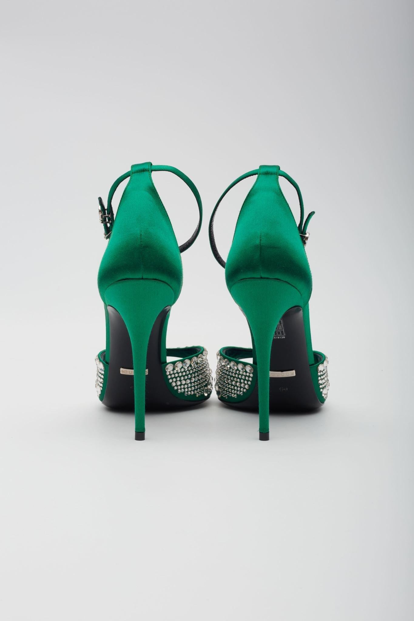 Gucci Crystal Embellished Satin Emerald 100 Heels EU 38 In Excellent Condition For Sale In Montreal, Quebec