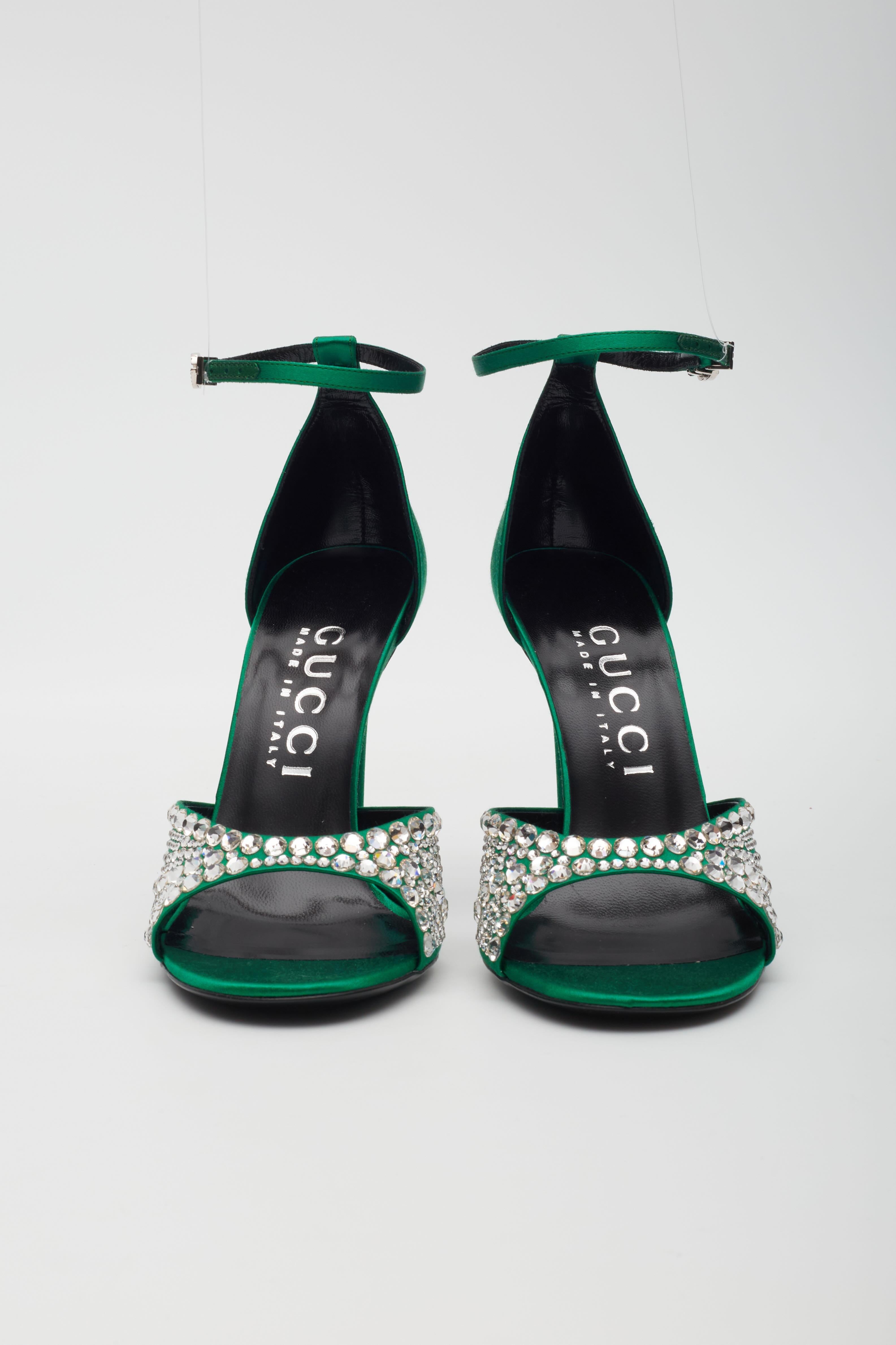 Gucci Crystal Embellished Satin Emerald 100 Heels EU 39 In Excellent Condition For Sale In Montreal, Quebec
