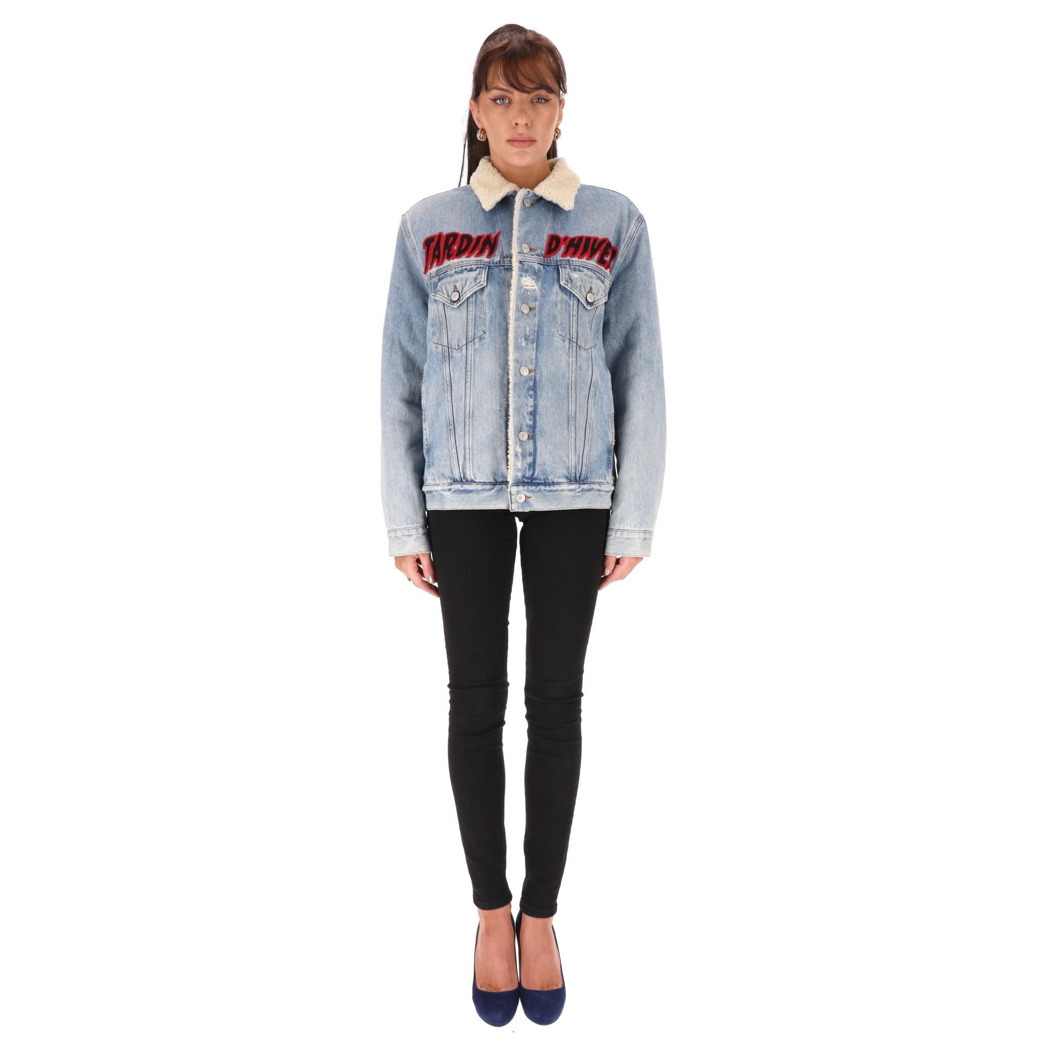 Gucci Crystal Embellished Shearling/Denim Jacket

Oversized blue washout Demin with faux shearling lining and collar.

Hand finished, crystal embellished 'Roaring tiger' to the back.

A 'Jardin D'Hiver' patch on the front. Rrp £3,500

Size
