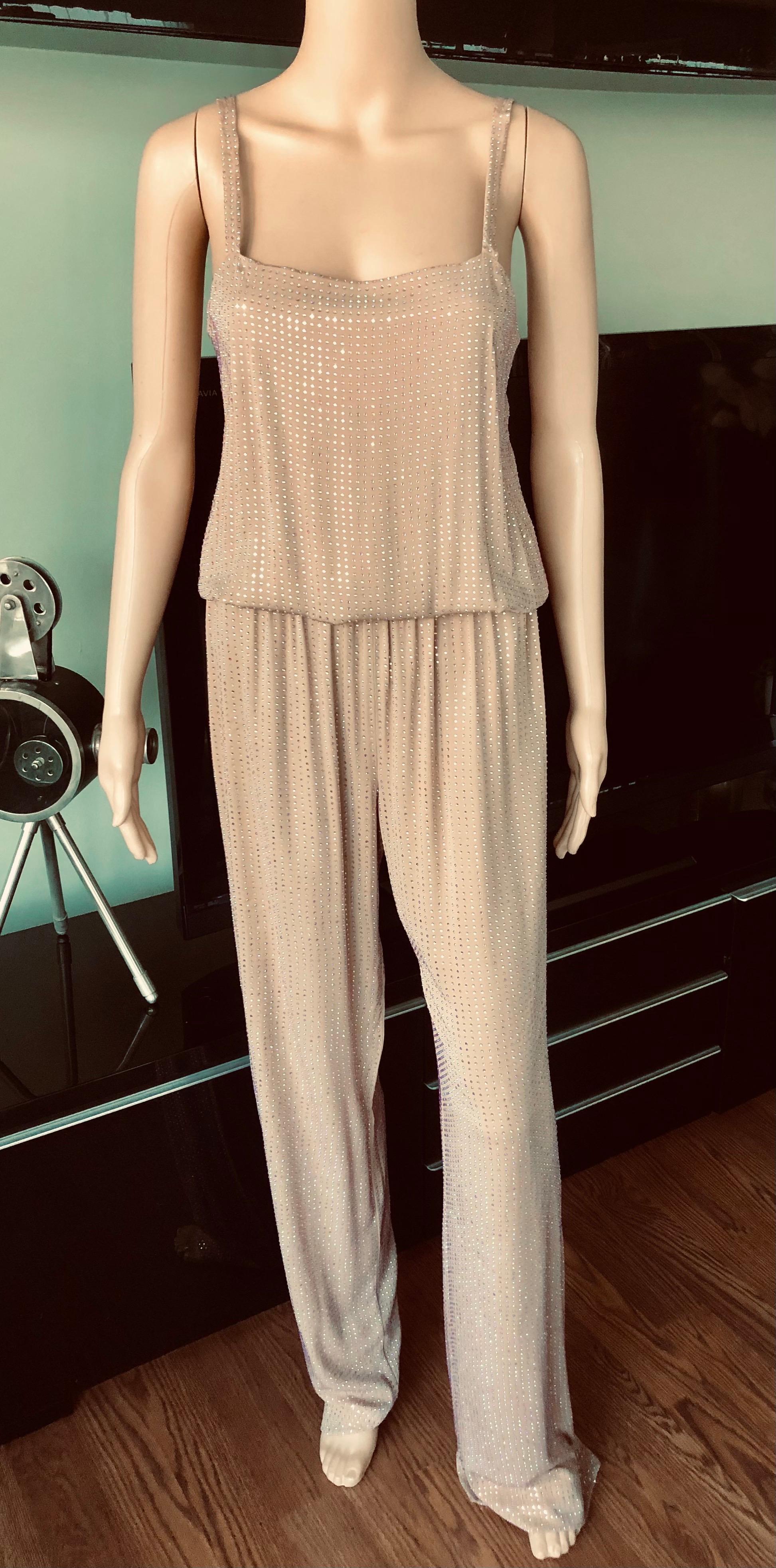 Gucci Crystal Embellished Silk Jumpsuit IT 40

Excellent Condition!

Gucci peach crystal embellished jumpsuit featuring gold-tone hardware at waist and button closure at back.