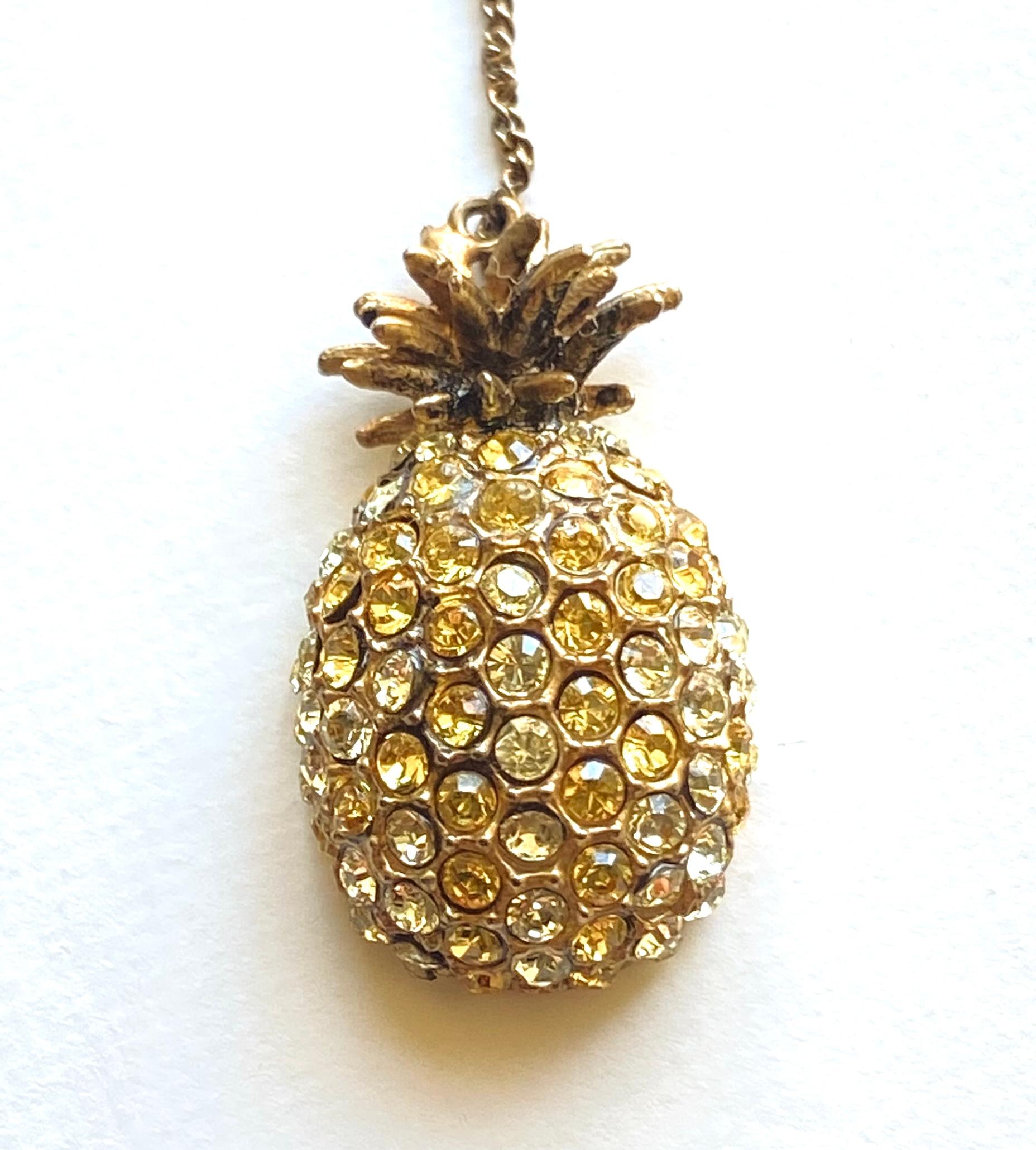 Orecchino singolo con ananas di cristallo di Gucci con ciondolo scintillante di cristalli bianchi e gialli, dettagli in finta perla e catena e perno in oro anticato. Misura circa 5,75