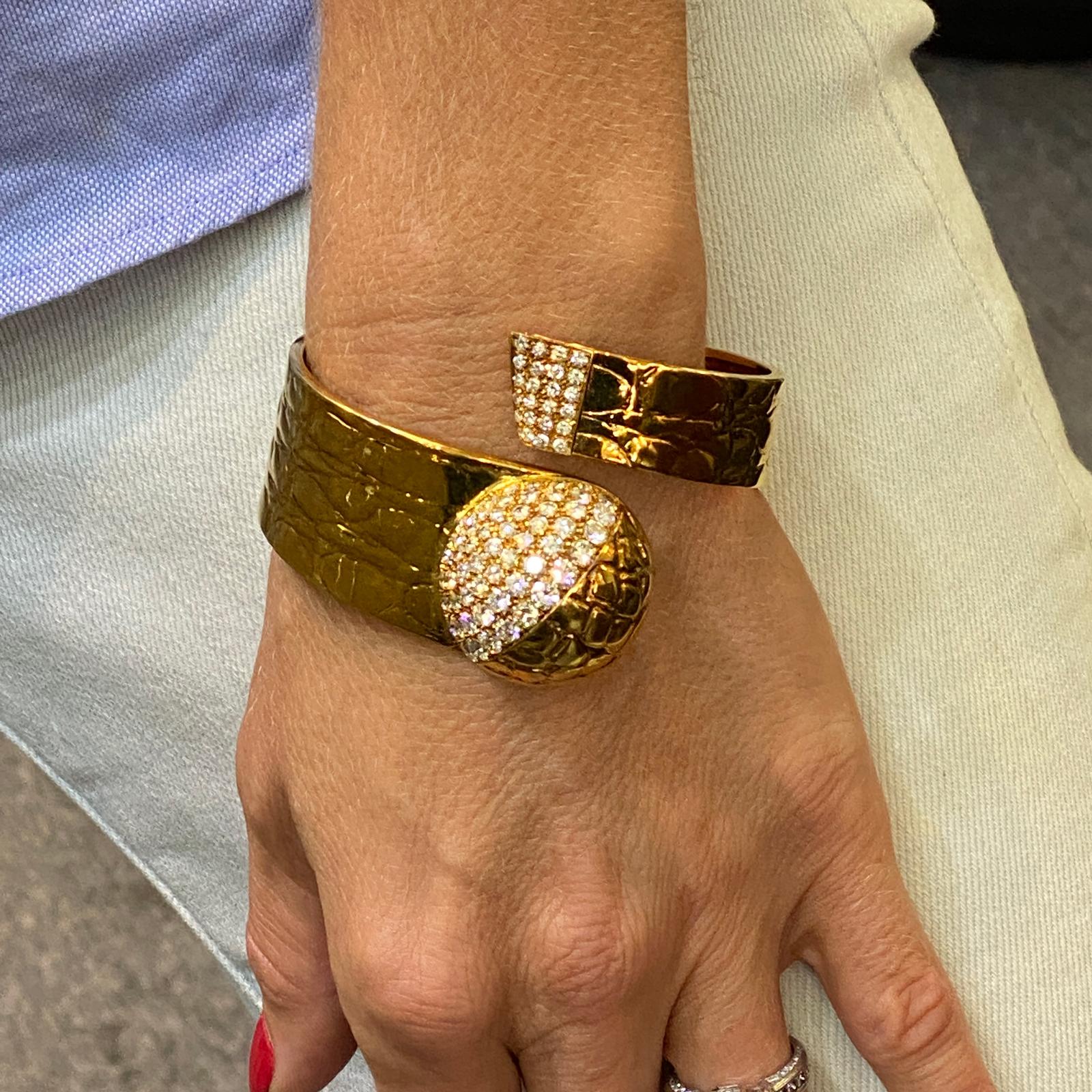 Contemporary Gucci Custom Diamond 18 Karat Yellow Gold Hinged Cuff Vintage Bracelet