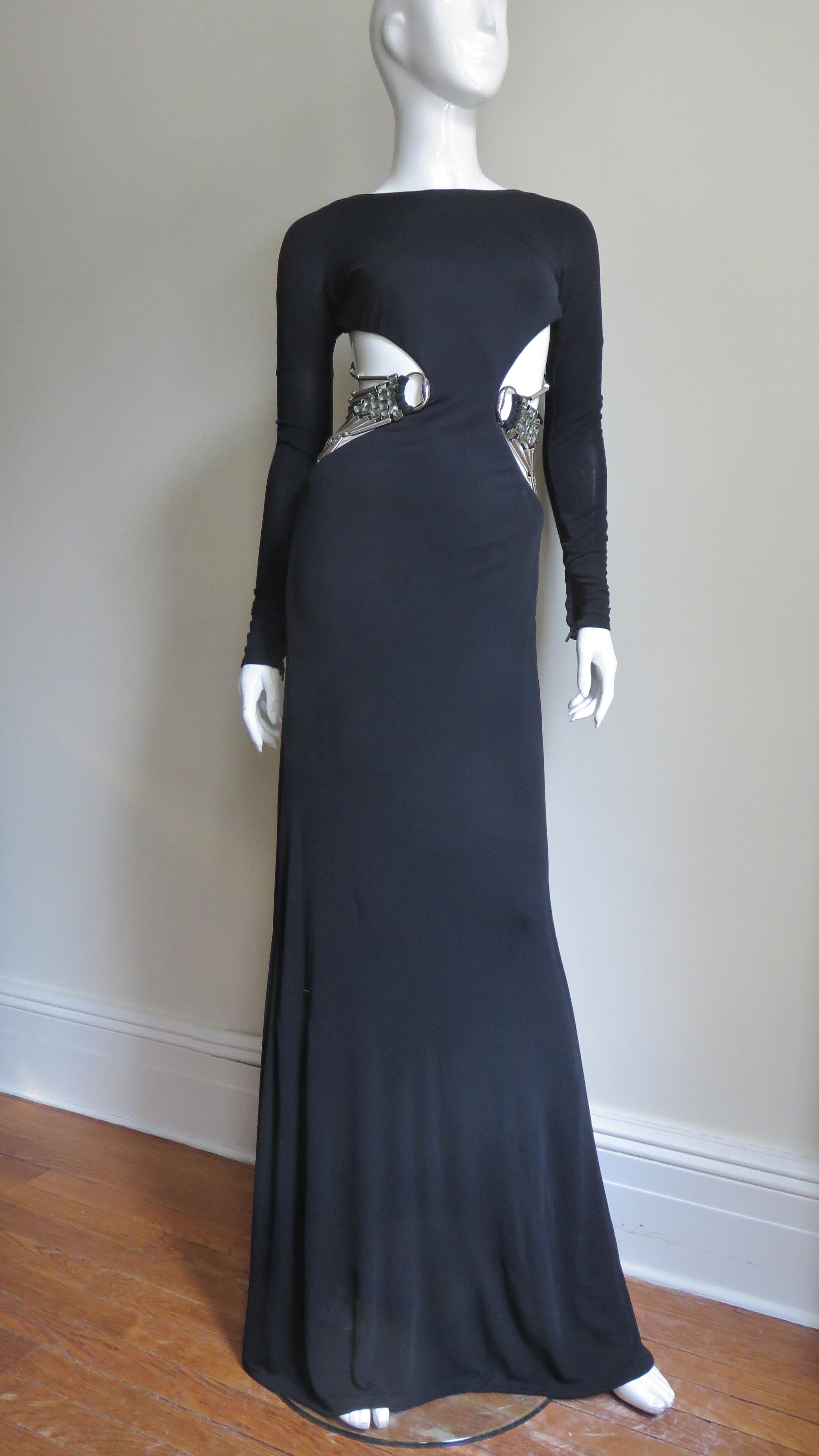 Une magnifique robe en maille de soie noire de la collection S/S 2010 de Gucci, portée par Linda Evangelista en couverture de Vogue.  Elle est ajustée, possède des manches longues avec poignets zippés et de fabuleuses découpes latérales allant du