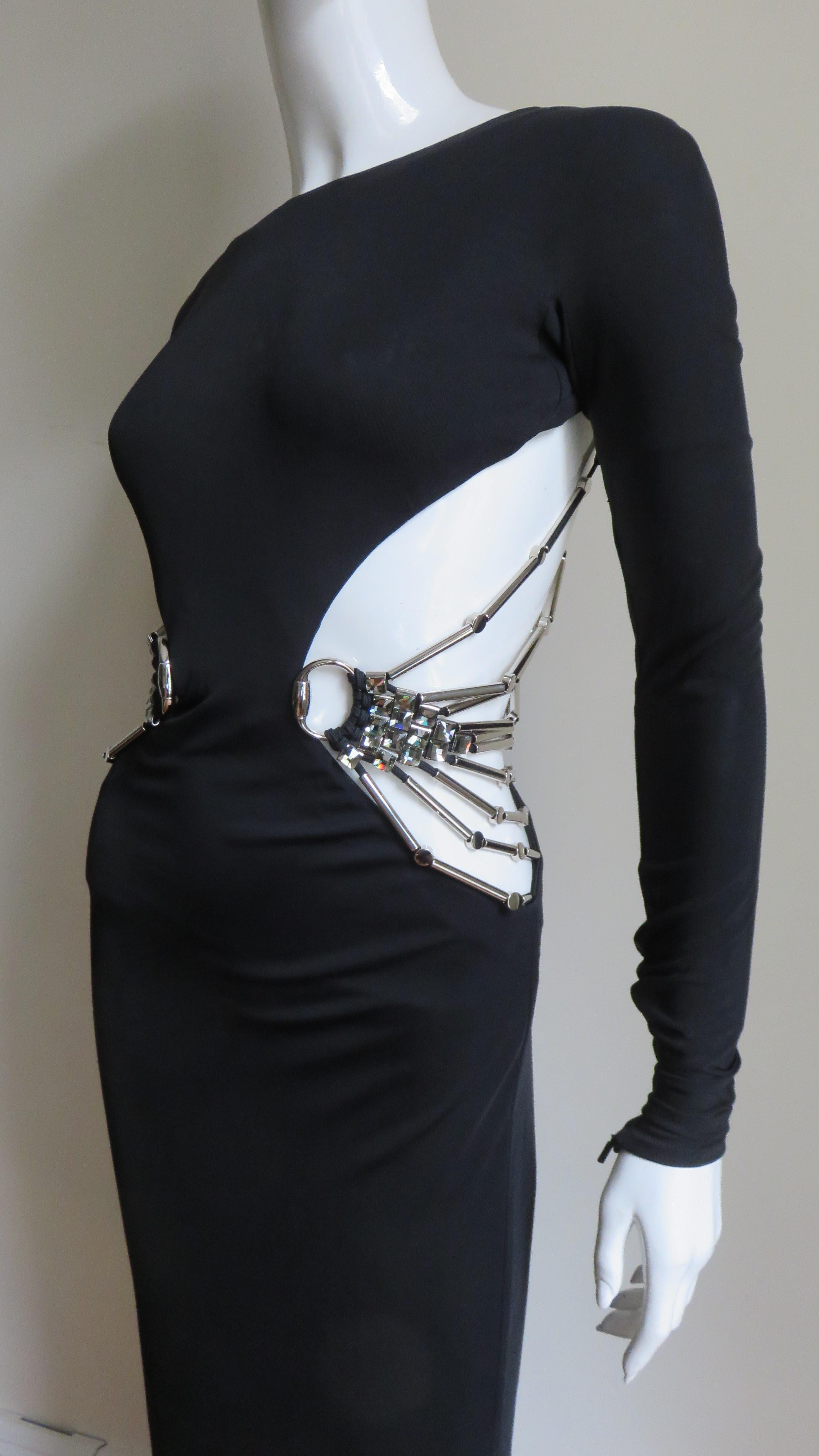 Seidenkleid von Gucci mit ausgeschnittener Taille und Swarovski-Kristallen und Hardware F/S 2010 im Zustand „Hervorragend“ im Angebot in Water Mill, NY