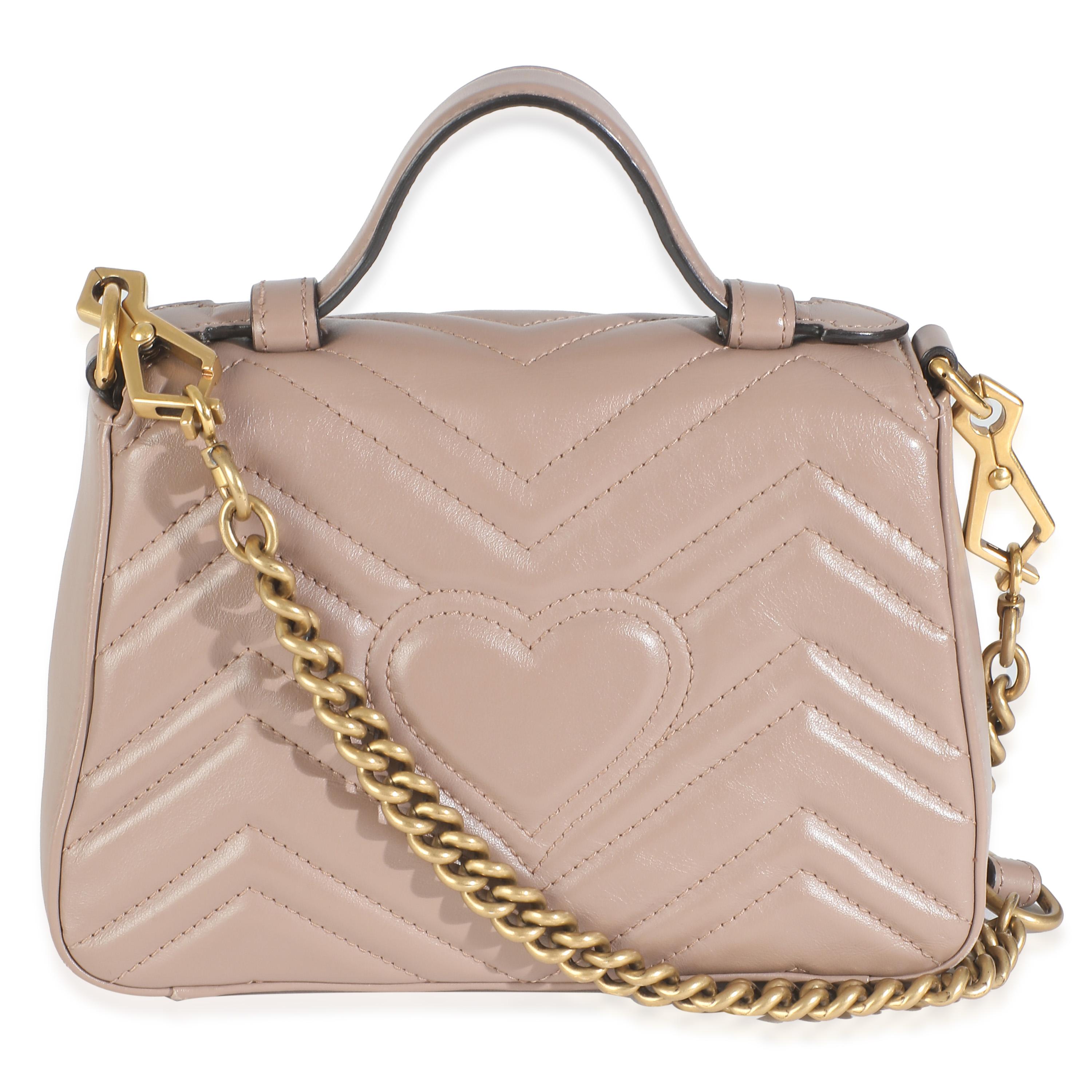 Auflistung Titel: Gucci Dark Beige Chevron Matelasse Kalbsleder Mini GG Marmont Top Handle Bag
SKU: 146219
Zustand: Gebraucht 
Beschreibung des Zustands: Der Marmont-Schnitt von Gucci ist eine Erweiterung des charakteristischen GG-Gürtels des Hauses