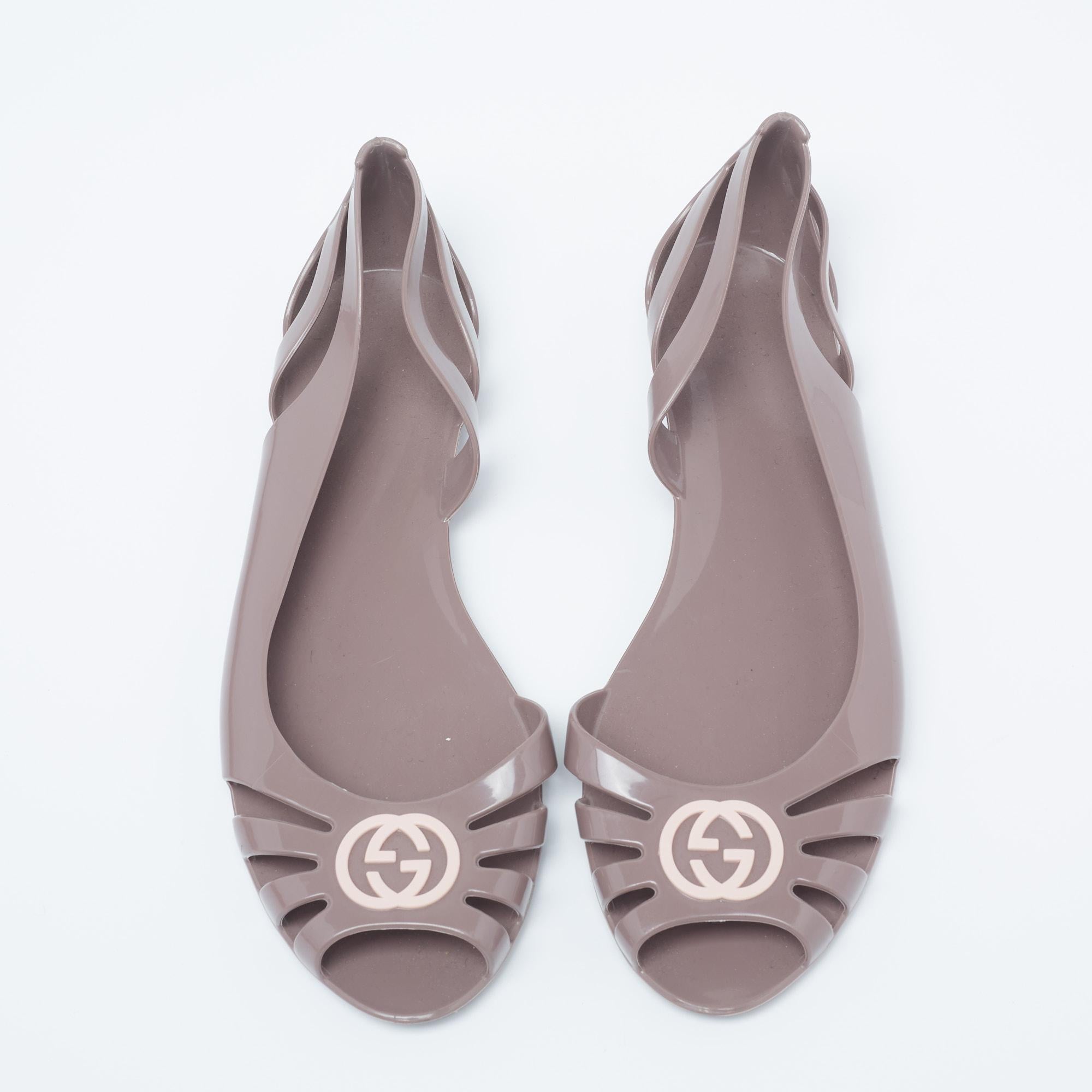 With a perfectly crafted d'Orsay cut, these Gucci rubber flats come enriched with practical details. They are easy to slide into and the interlocking 'GG' motif on the peep toes offers the pair a recognizable accent.

Includes: Original Dustbag