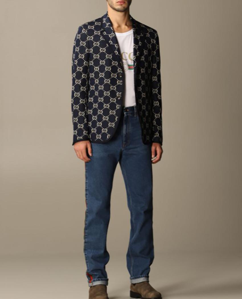 GUCCI
Chaqueta de algodón de botonadura sencilla con estampado GG Alessandro Michele ha incluido una chaqueta azul de botonadura sencilla en suave punto de algodón para la colección otoño-invierno 2018. 
Con tres bolsillos de parche, esta prenda