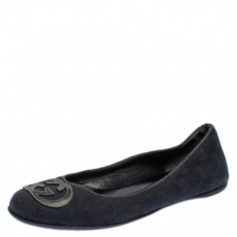 Exquisite and well-crafted, these Gucci ballet flats are worth owning. They have been crafted from the signature GG canvas and they come flaunting a dark blue shade with interlocking GG logo details on the uppers. The flats are ideal to wear all day.