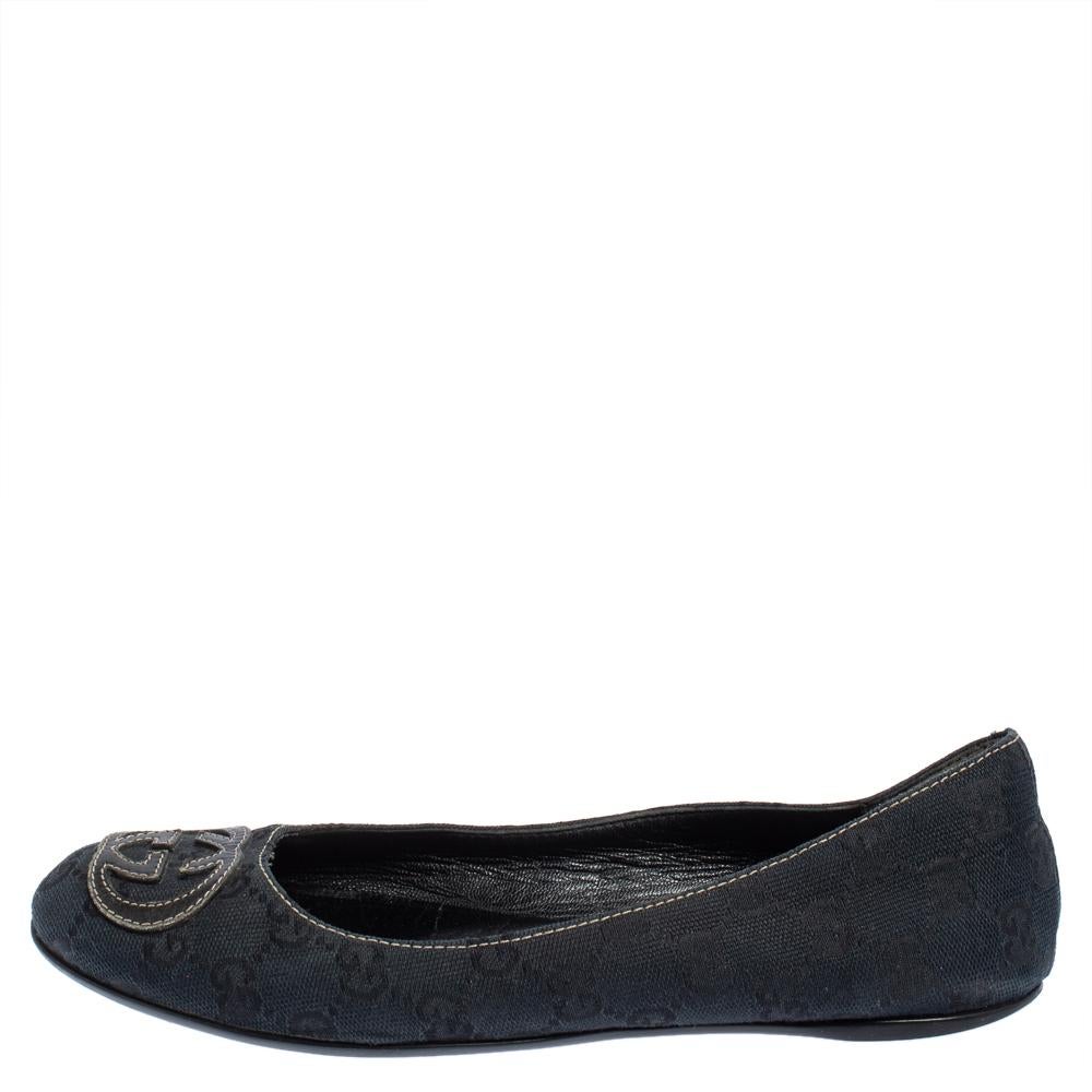 Exquisite and well-crafted, these Gucci ballet flats are worth owning. They have been crafted from the signature GG canvas and they come flaunting a dark blue shade with interlocking GG logo details on the uppers. The flats are ideal to wear all