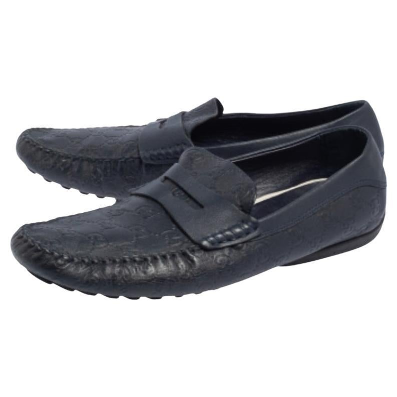 Loafers like these ones from Gucci are worth every penny because they epitomize both comfort and style. Crafted from dark blue leather, they carry the GG pattern all over and Penny keeper straps on the vamps. Complete with leather insoles, this pair