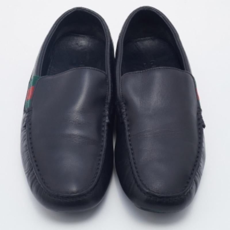 Gucci Dark Blue Leather Web Slip On Loafers Size 41.5 In Good Condition For Sale In Dubai, Al Qouz 2