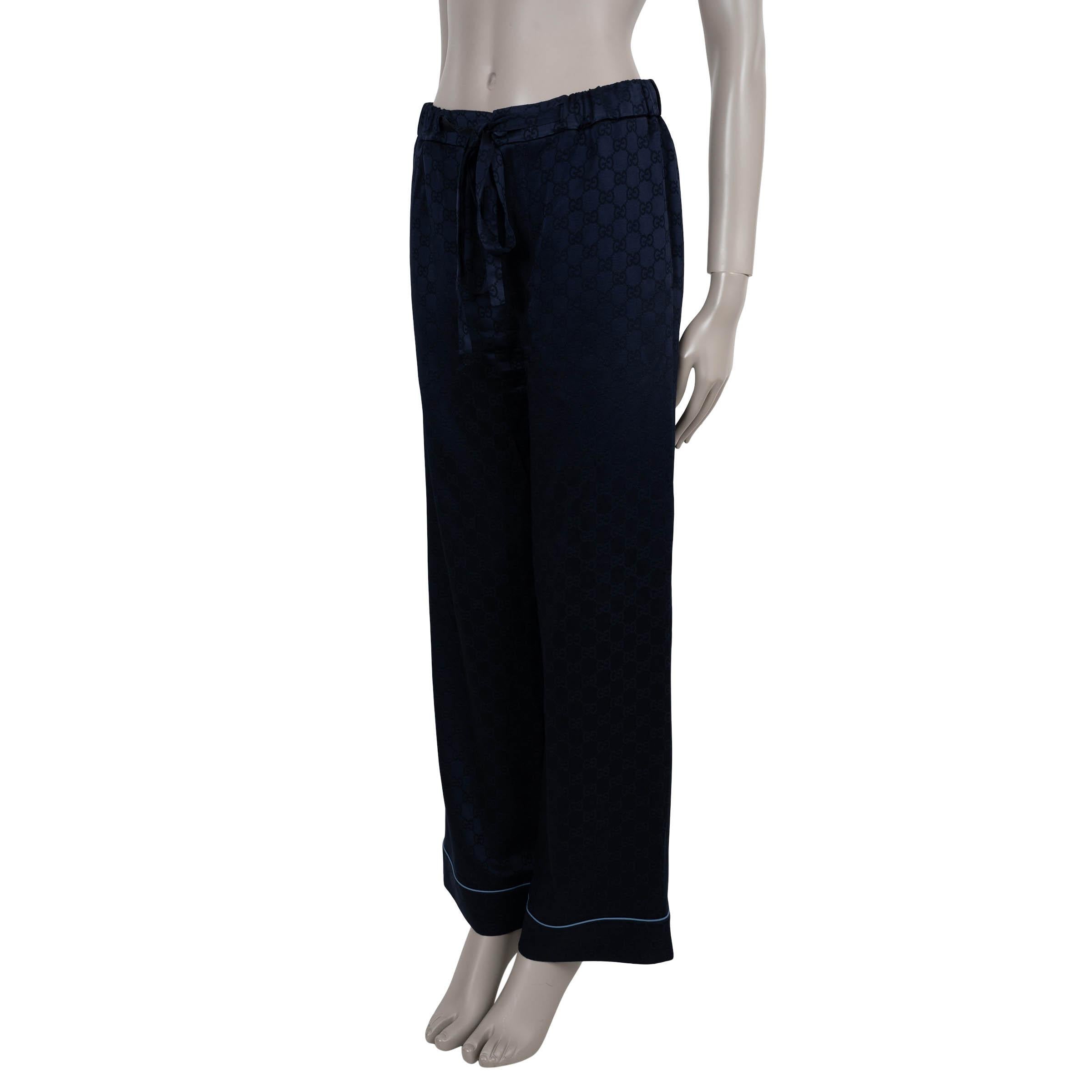 Este pantalón de pijama 100% auténtico de Gucci en viscosa satinada azul oscuro GG (55%) y acetato (45% - ten en cuenta que falta la etiqueta de contenido) destila una elegancia discreta con una silueta relajada y un corte de pernera ancha. Con un