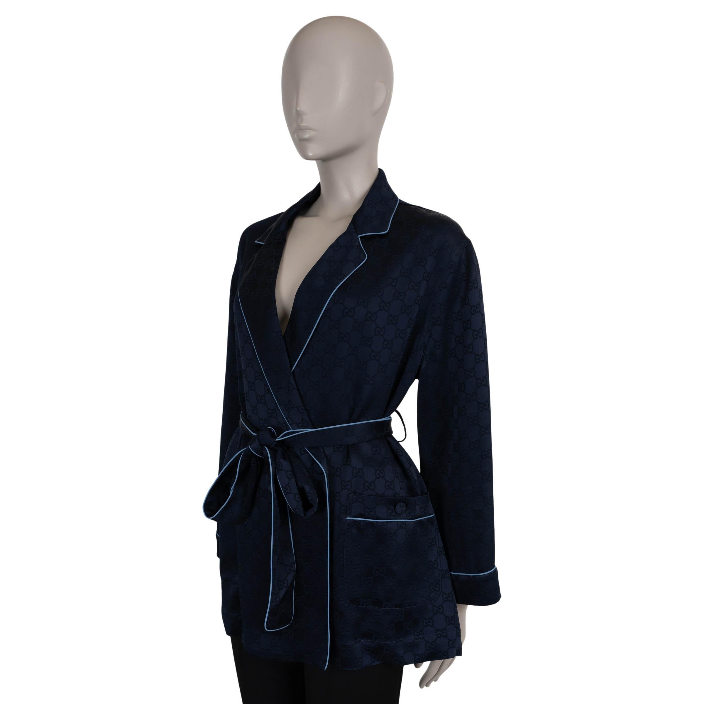 Dieses 100% authentische Gucci-Pyjamahemd aus dunkelblauem GG-Satin aus Viskose (55%) und Acetat (45% - bitte beachten Sie, dass das Inhaltsetikett fehlt) bietet eine fließende, von Loungewear inspirierte Eleganz. Die entspannte Silhouette zeichnet