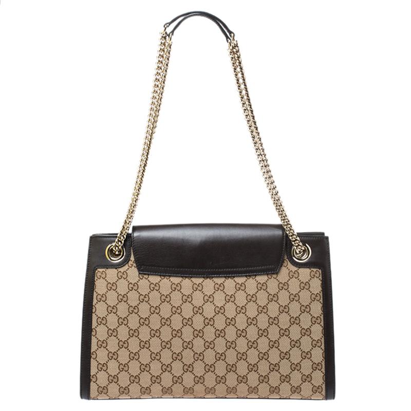 Gucci's handbags are not only well-crafted but they are also coveted because of their high appeal. This Emily Chain shoulder bag, like all of Gucci's creations, is fabulous and closet-worthy. It has been crafted from GG canvas and leather and styled
