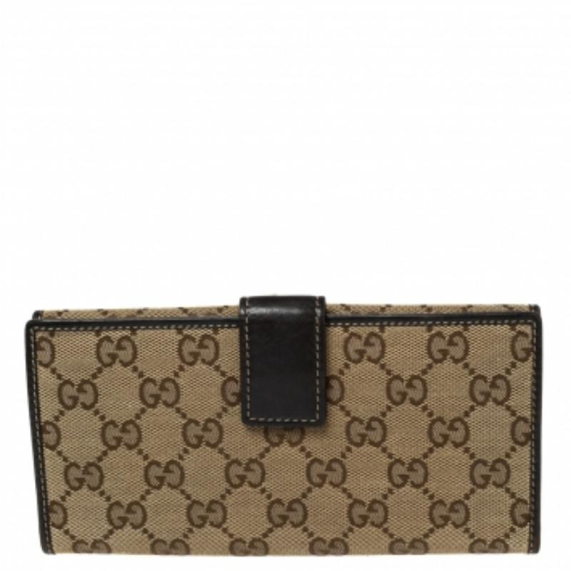 This Indy continental wallet from Gucci is a functional accessory that will be your favorite in no time! It is made from dark-brown, beige GG canvas and leather, with distinct gold-tone hardware elevating its beauty. It opens to a  nylon-leather