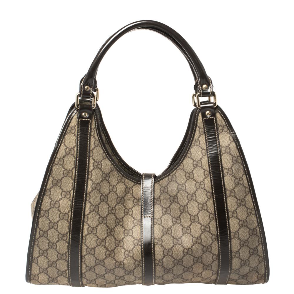 Gucci brings to you this amazing Joy shoulder bag that is smart and modern. Made in Italy, this bag is crafted from GG Supreme canvas and features a gold-tone lock on the front. The canvas-lined interior has enough space to hold all your daily