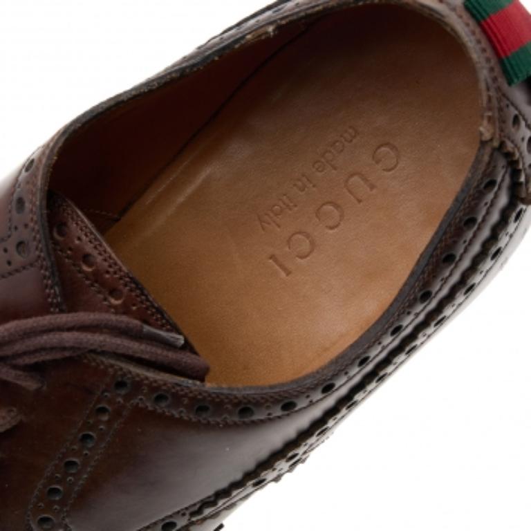 Rebosantes de excelencia y maestría, estos zapatos Oxford de la Casa Gucci encarnan realmente el fino arte de la zapatería. Están diseñadas con piel Brogue de color marrón oscuro. Llevan cordones y los emblemáticos ribetes Web Stripe en la parte