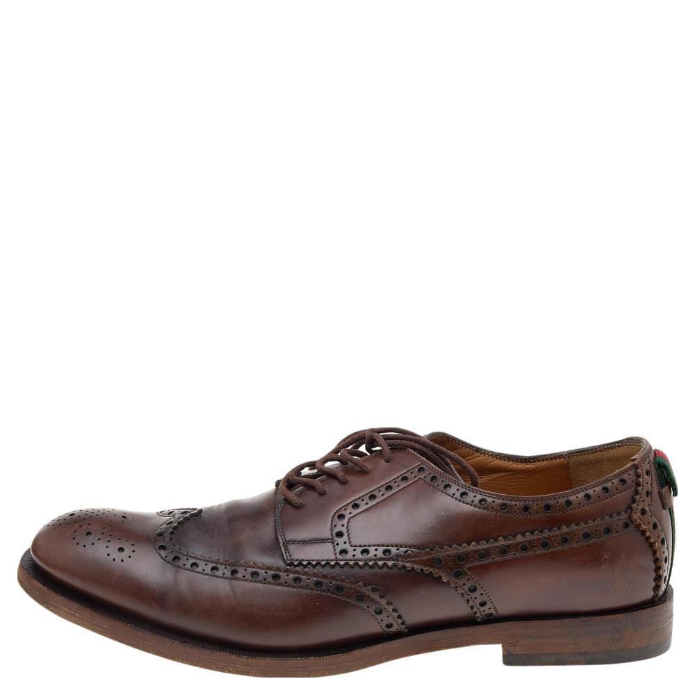 Brimming with excellence and expertise, these oxfords from the House of Gucci truly embody the fine art of shoemaking. They are designed using dark-brown Brogue leather. They come with lace-ups and the iconic Web Stripe trims at the back. These